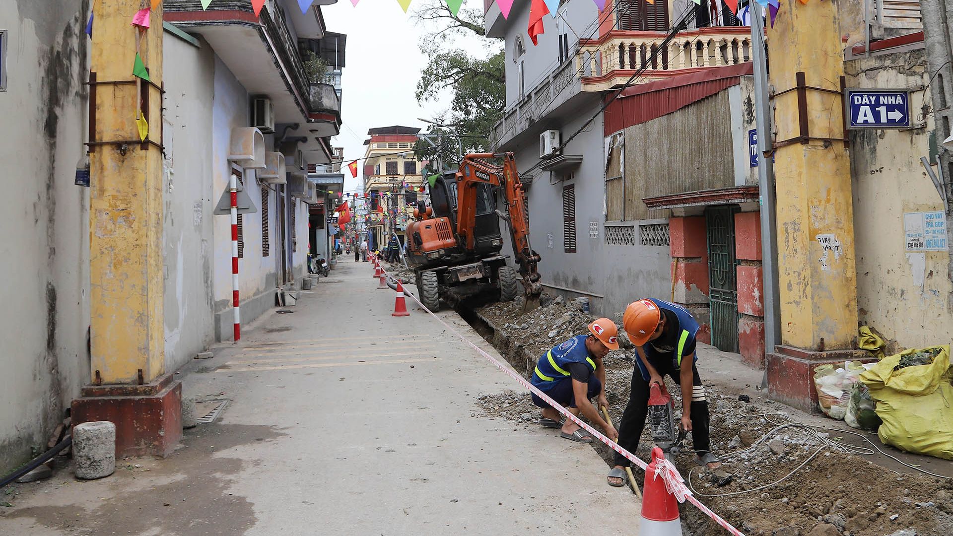 Quang cảnh thi công đường cấp nước vào khu tập thể Bệnh viện Tâm thần trung ương, xã Hòa Bình, huyện Thường Tín.