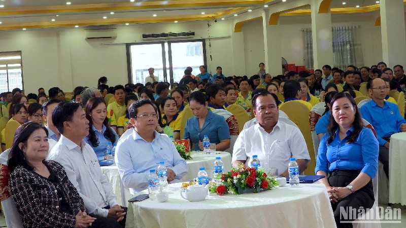 Đại diện lãnh đạo và nhiều đơn vị chức năng tỉnh Cà Mau cùng vui “Tết sum vầy - Xuân ơn Đảng” với công nhân lao động. 