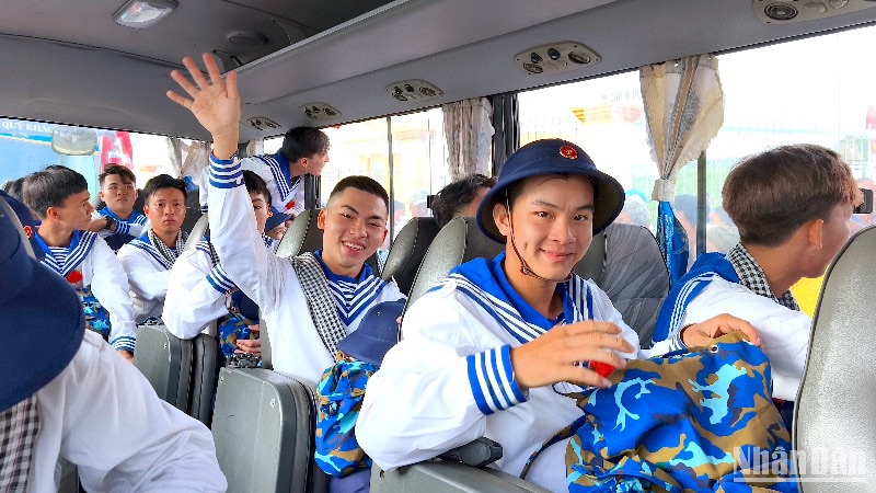 Các tân binh chào người thân trong niềm vui phấn khởi. 