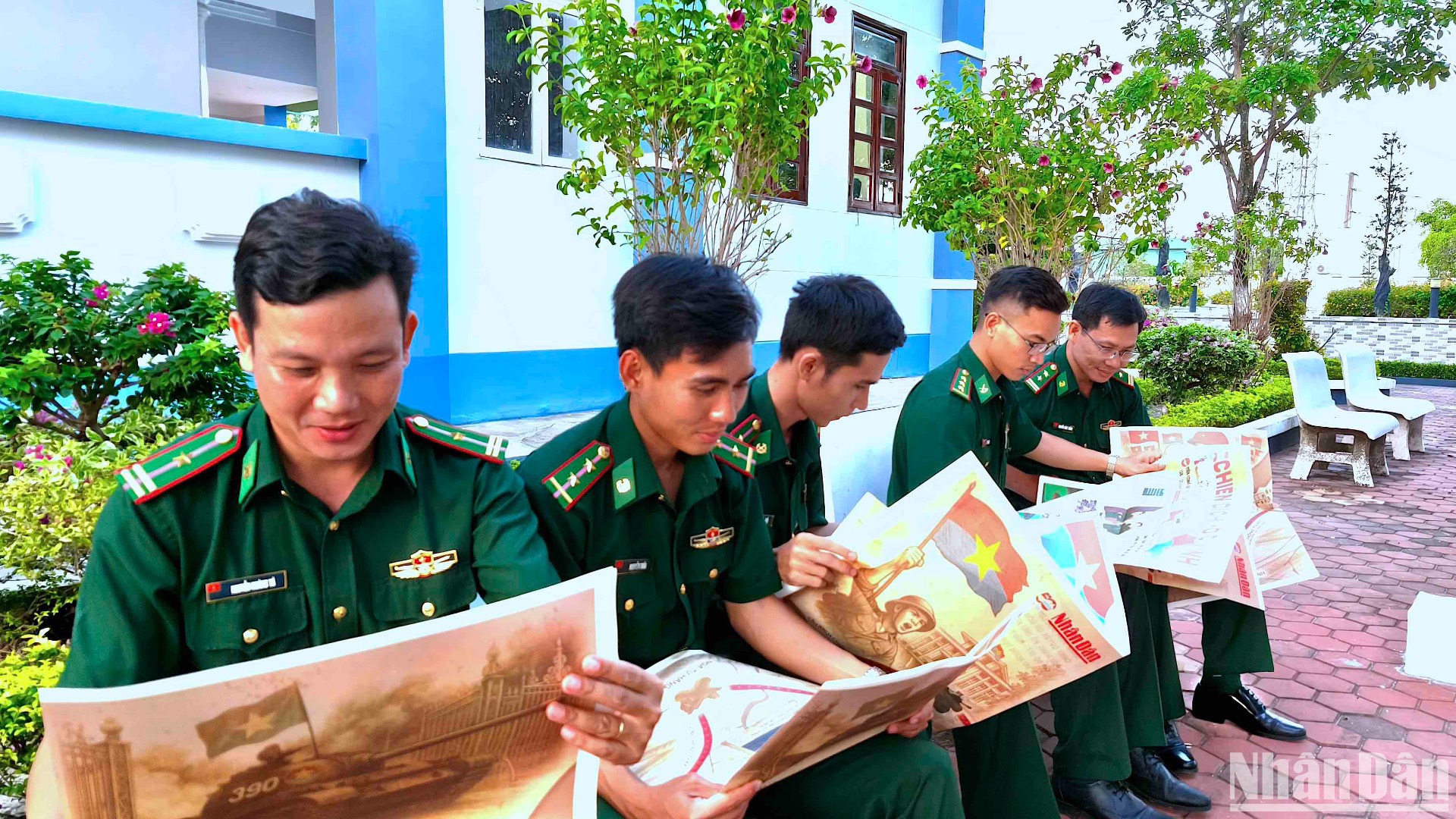 Ấn phẩm phụ san đặc biệt của Báo Nhân Dân mừng ngày "Đất nước trọn niềm vui" đến với cán bộ, chiến sĩ Bộ đội Biên phòng Cà Mau. 