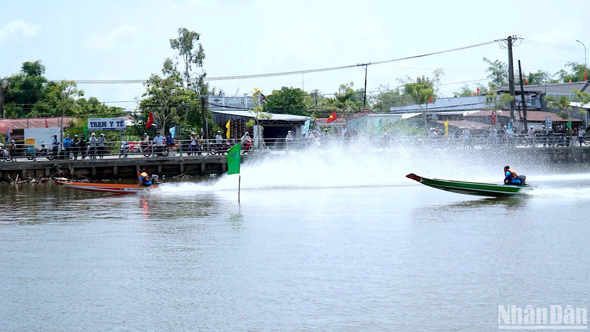 2 chiếc vỏ lãi tại cuộc thi chạy xé gió trên đường tiến về đích.