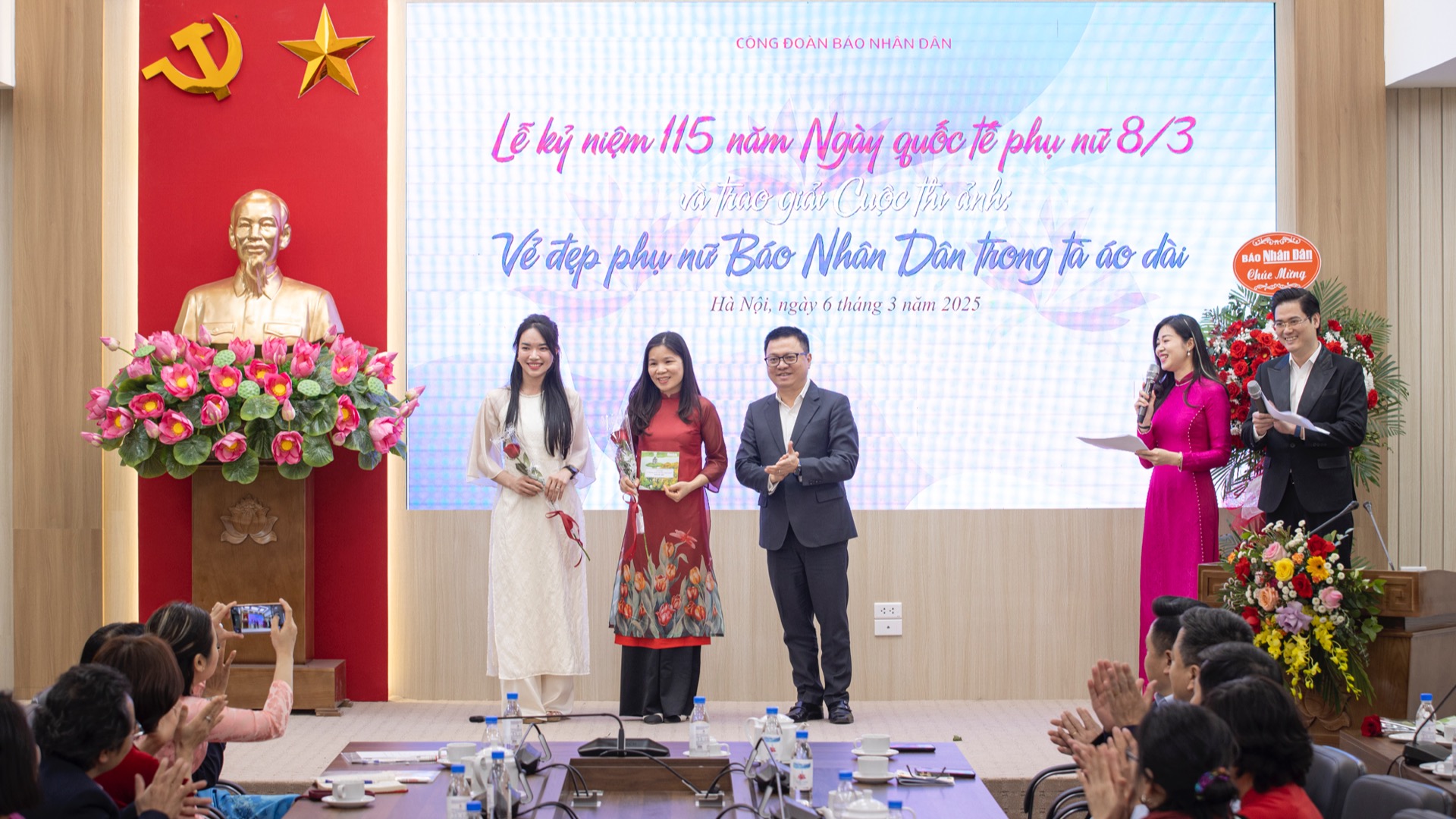 Vinh danh những bức ảnh xuất sắc nhất của Cuộc thi “Vẻ đẹp phụ nữ Báo Nhân Dân trong tà áo dài”. Tại sự kiện, Công đoàn Báo Nhân Dân đã trao giải Đặc biệt cho tác phẩm “Cười lên nào” do nhiếp ảnh gia Thế Đại (Phòng Ảnh) thực hiện. 