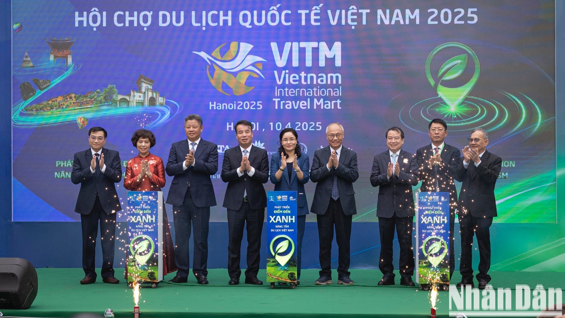 Các đại biểu ấn nút khai mạc Hội chợ Du lịch Quốc tế VITM Hà Nội 2025.