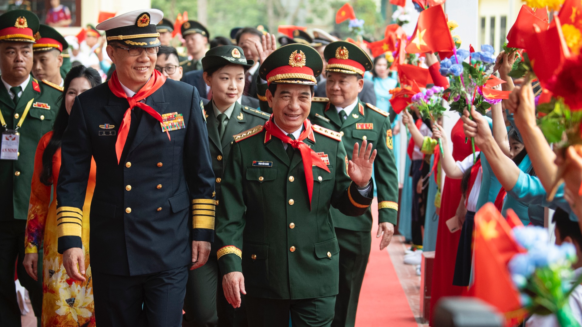 Trong niềm vinh dự và tự hào, các giáo viên và học sinh Trường tiểu học Đồng Đăng vui mừng vẫy cờ, hoa, hô to khẩu hiệu “Việt-Trung hữu nghị, Việt-Trung đoàn kết” chào mừng hai Bộ trưởng cùng đoàn đại biểu cấp cao Bộ Quốc phòng hai nước đến thăm. 