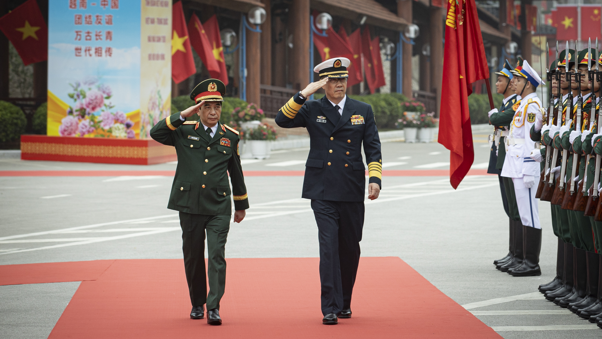 Đại tướng Phan Văn Giang, Ủy viên Bộ Chính trị, Phó Bí thư Quân ủy Trung ương, Bộ trưởng Quốc phòng và Thượng tướng Đổng Quân, Ủy viên Trung ương Đảng Cộng sản Trung Quốc, Bộ trưởng Quốc phòng Trung Quốc duyệt đội danh dự Quân đội nhân dân Việt Nam.