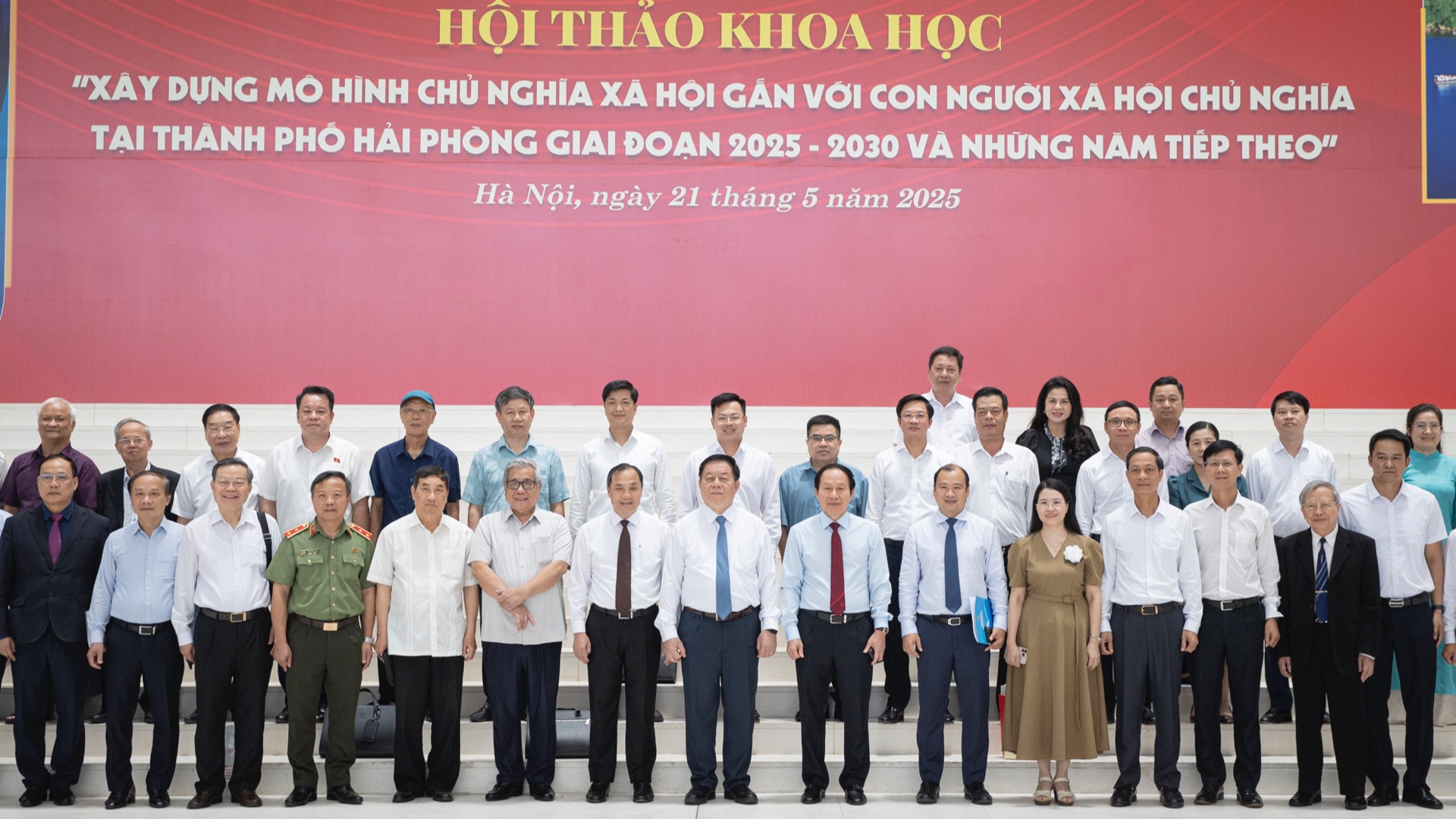 Đồng chí Nguyễn Trọng Nghĩa, Ủy viên Bộ Chính trị, Trưởng Ban Tuyên giáo và Dân vận Trung ương cùng các đại biểu tại Hội thảo khoa học.