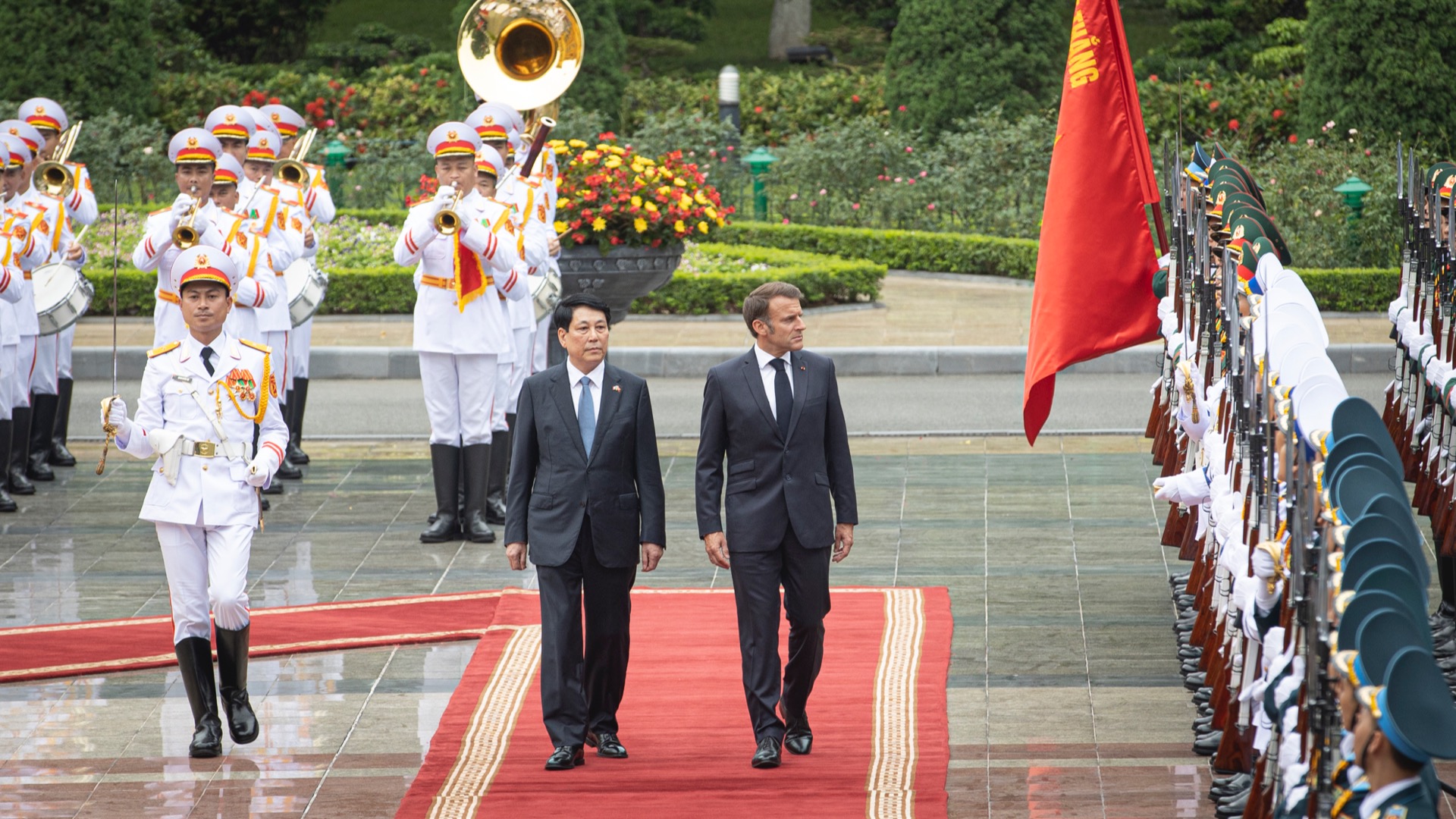 Chủ tịch nước Lương Cường và Tổng thống Pháp Emmanuel Macron duyệt đội danh dự Quân đội nhân dân Việt Nam.