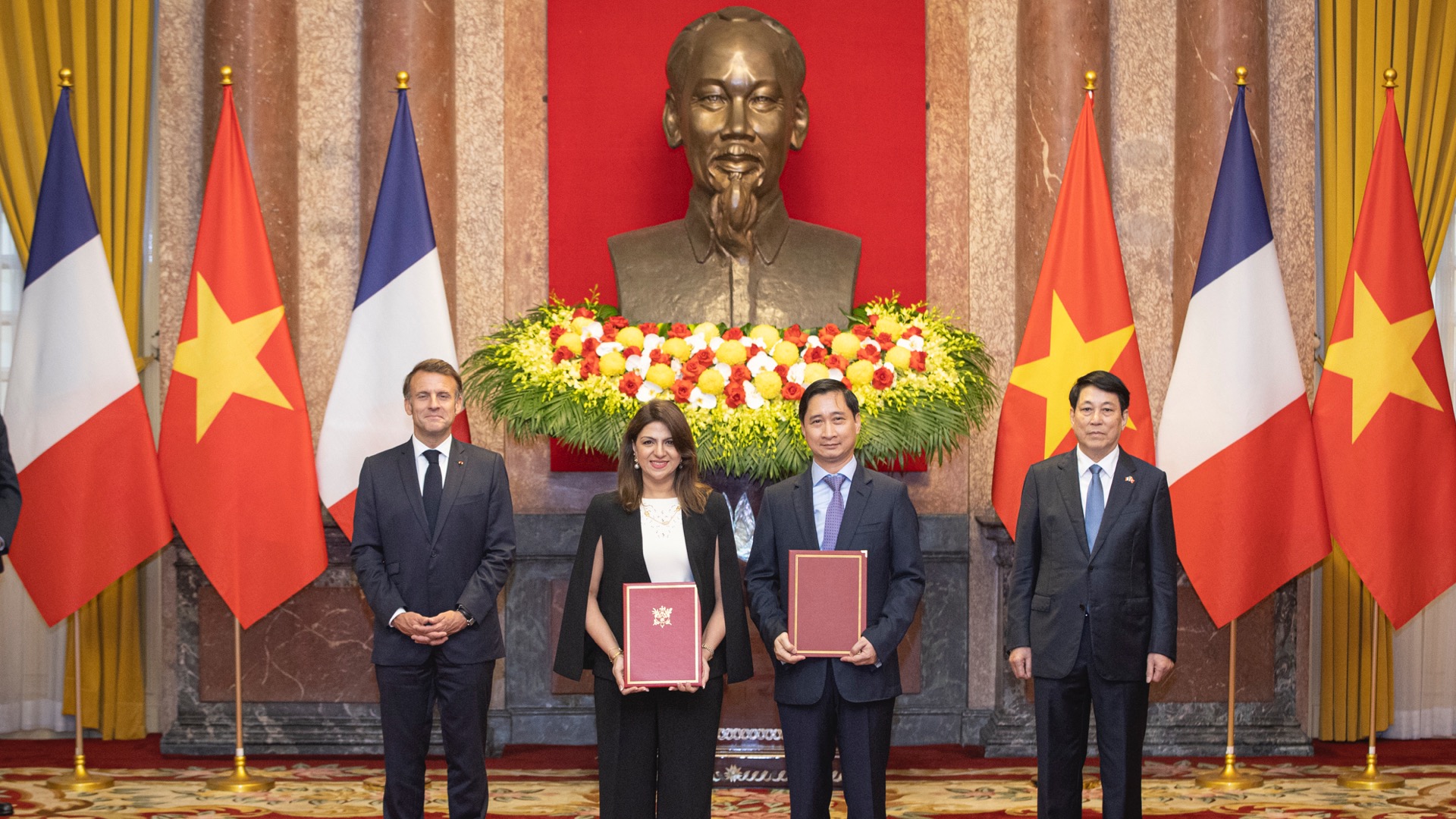 Chủ tịch nước Lương Cường và Tổng thống Pháp Emmanuel Macron chứng kiến Lễ trao văn kiện hợp tác giữa Việt Nam và Pháp trên nhiều lĩnh vực quan trọng.