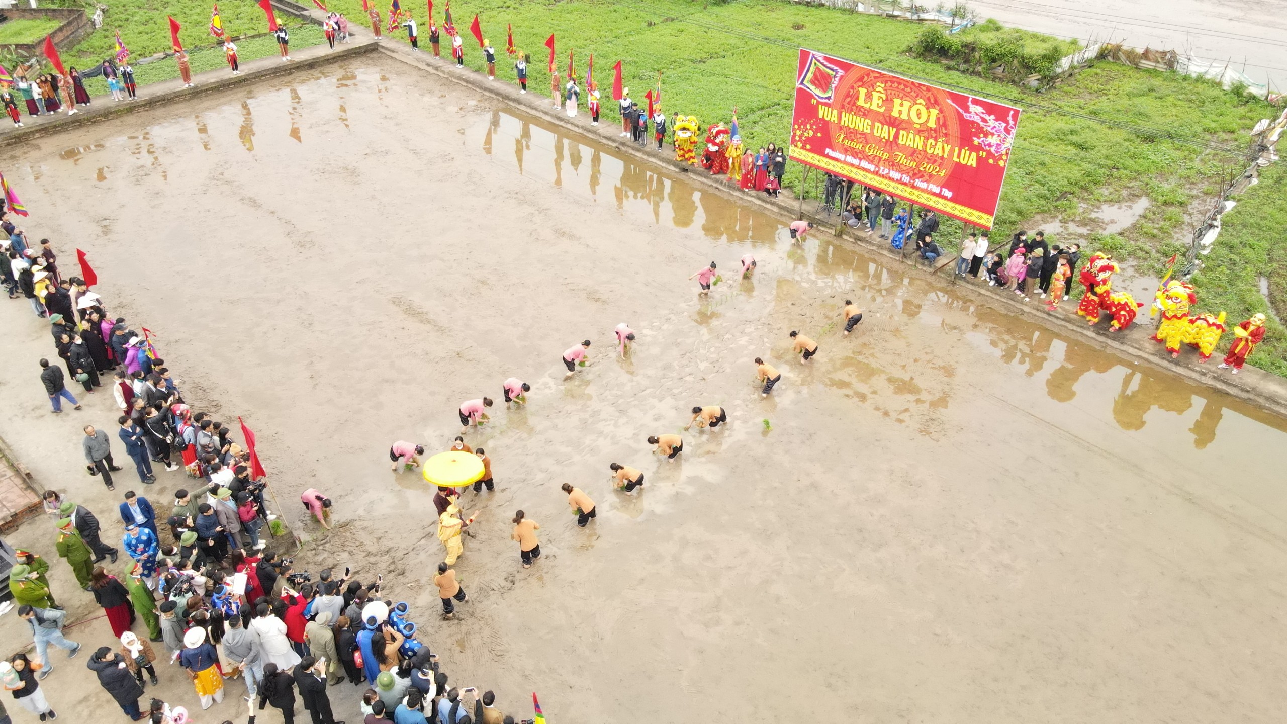 Toàn cảnh Lễ hội vua Hùng dạy dân cấy lúa. Đây là Lễ hội mang tính đặc trưng tiêu biểu khởi thủy của nghề trồng lúa nước ở Việt Nam gắn liền với thời đại Hùng Vương dựng nước.