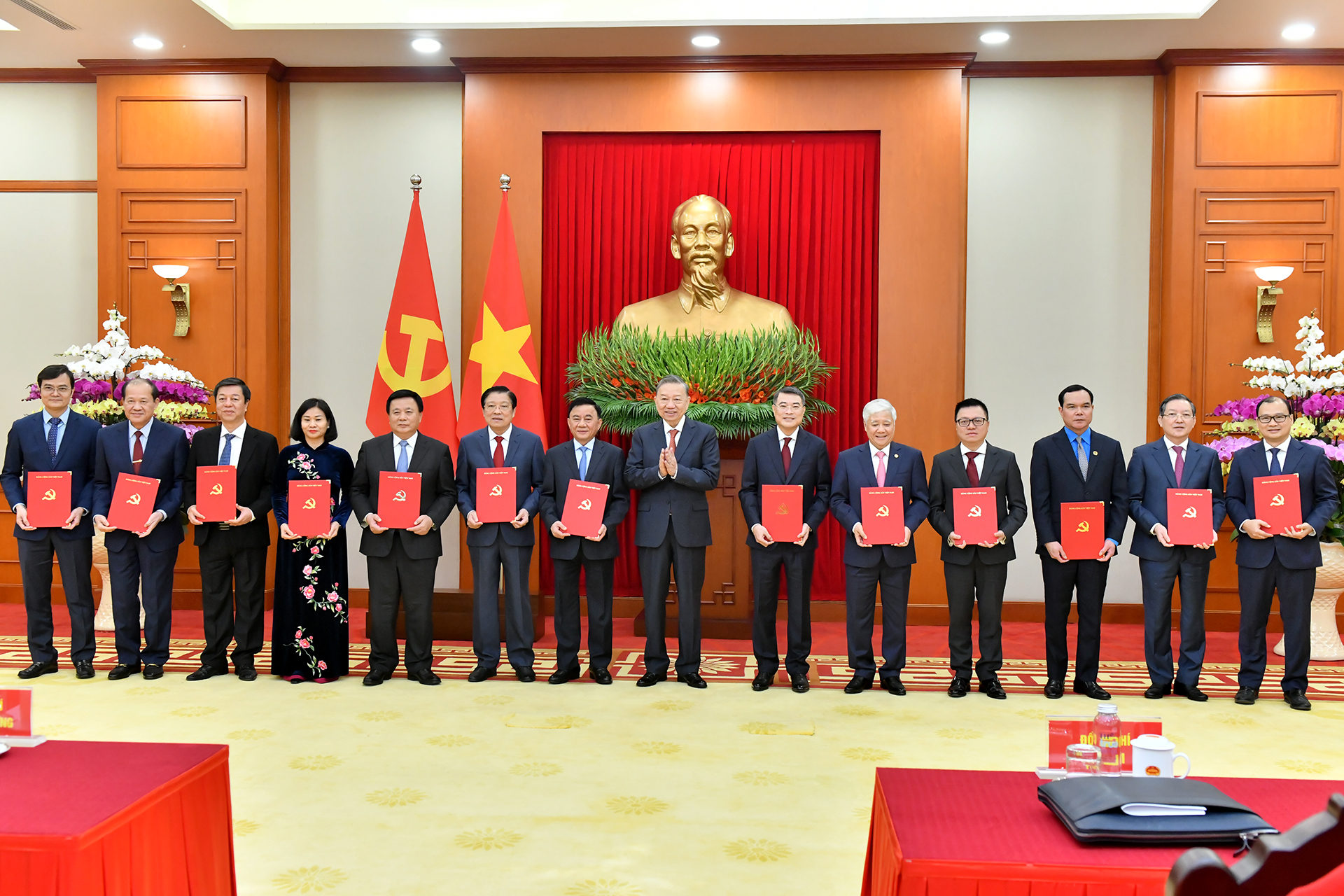 Tổng Bí thư Tô Lâm trao các quyết định về chức năng, nhiệm vụ của các cơ quan, đơn vị ở Trung ương.