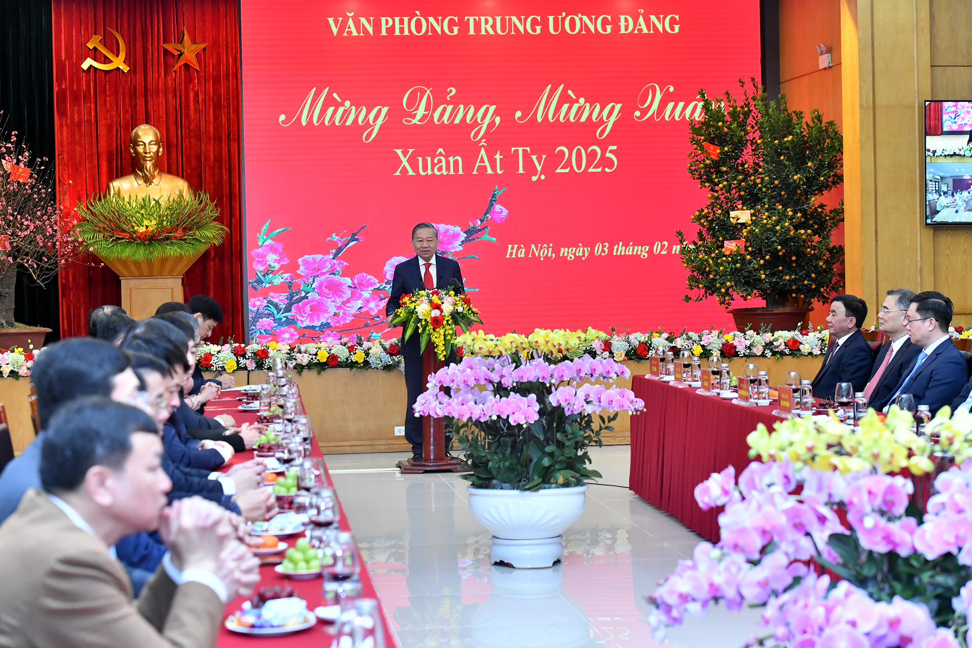 Tổng Bí thư Tô Lâm gặp mặt thân mật cán bộ, công chức, viên chức và người lao động Văn phòng Trung ương Đảng nhân dịp đầu Xuân Ất Tỵ. 