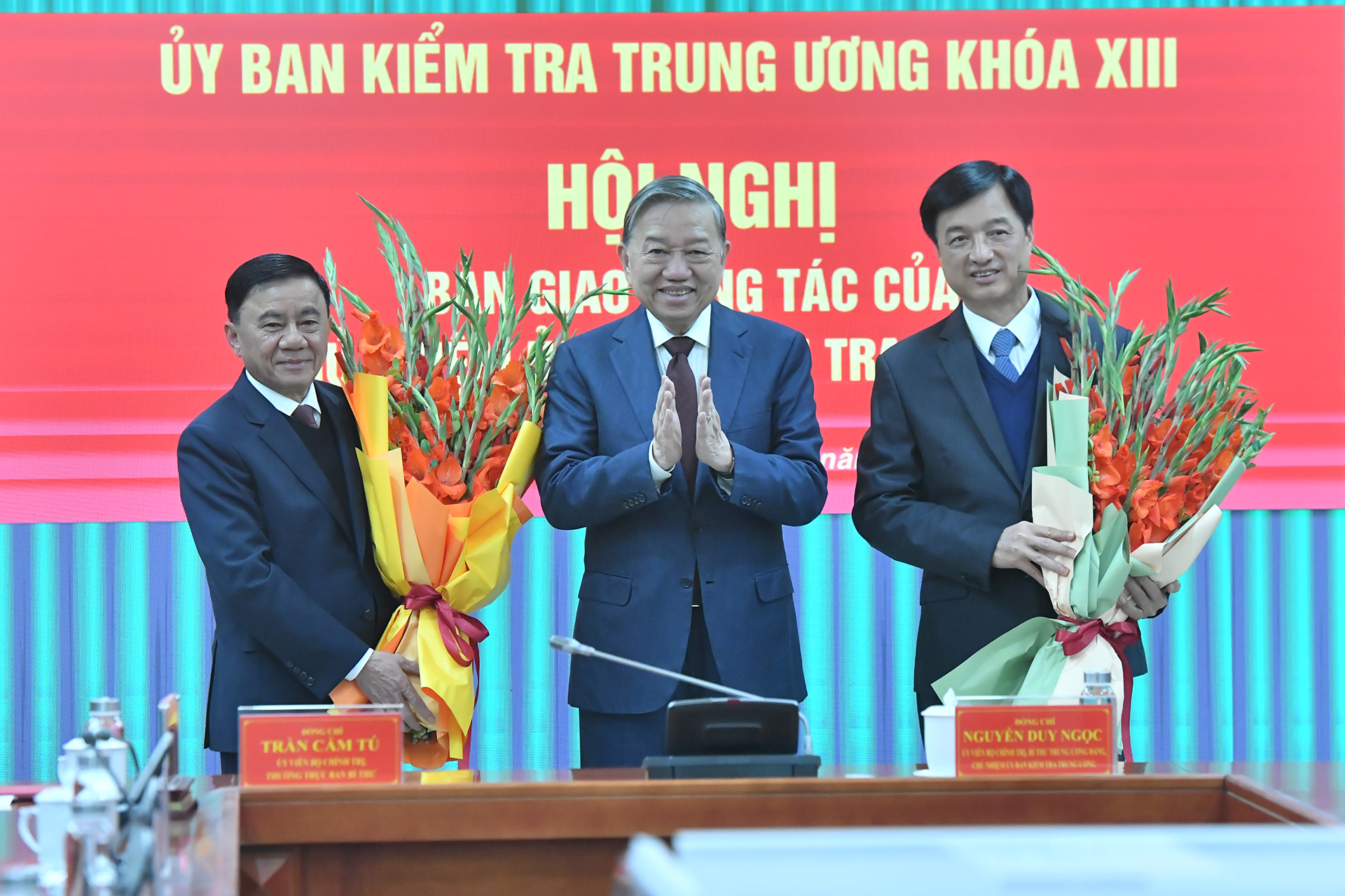 Tổng Bí thư Tô Lâm tặng hoa chúc mừng đồng chí Trần Cẩm Tú và đồng chí Nguyễn Duy Ngọc.