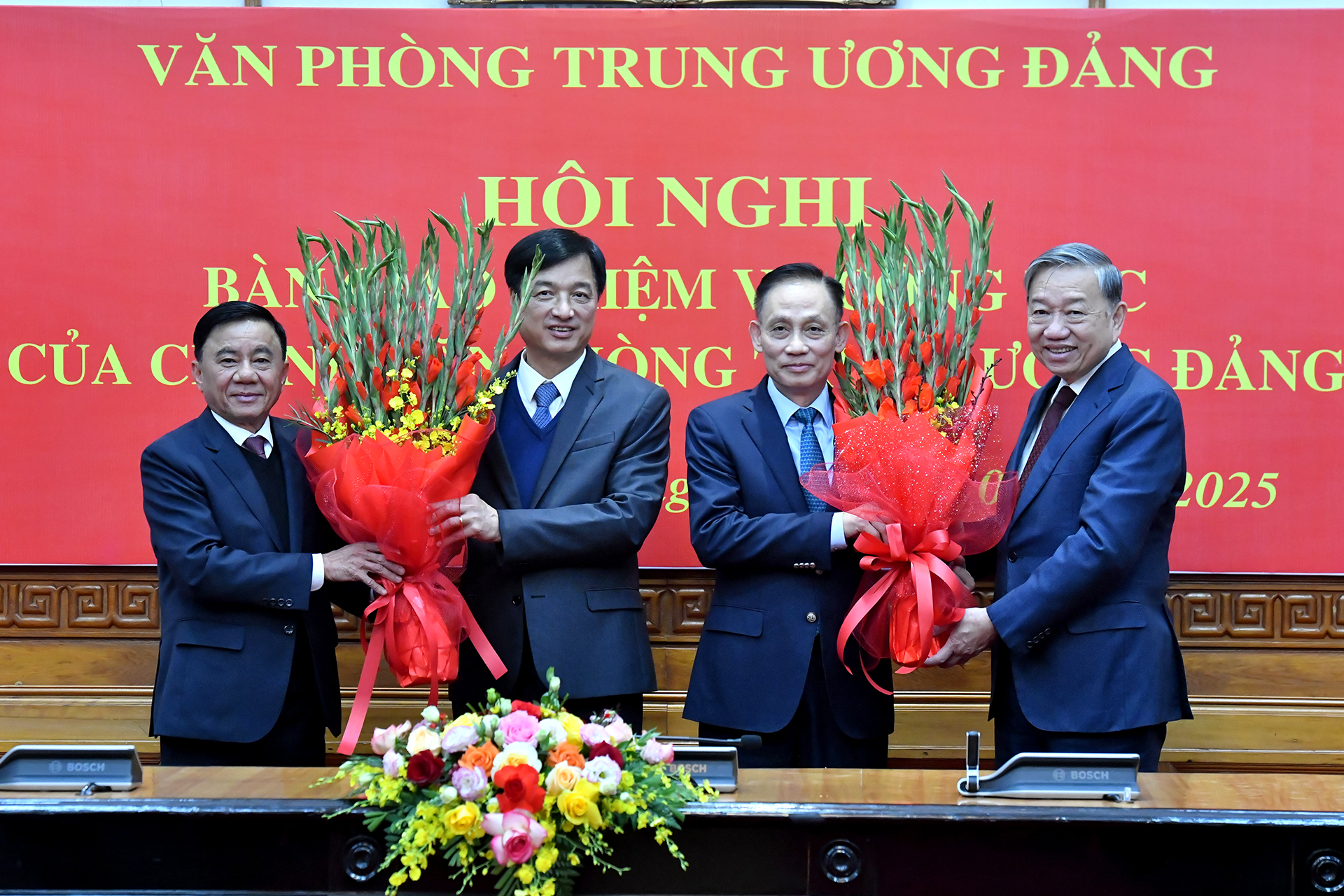 Tổng Bí thư Tô Lâm và Thường trực Ban Bí thư Trần Cẩm Tú tặng hoa chúc mừng đồng chí Nguyễn Duy Ngọc và đồng chí Lê Hoài Trung.