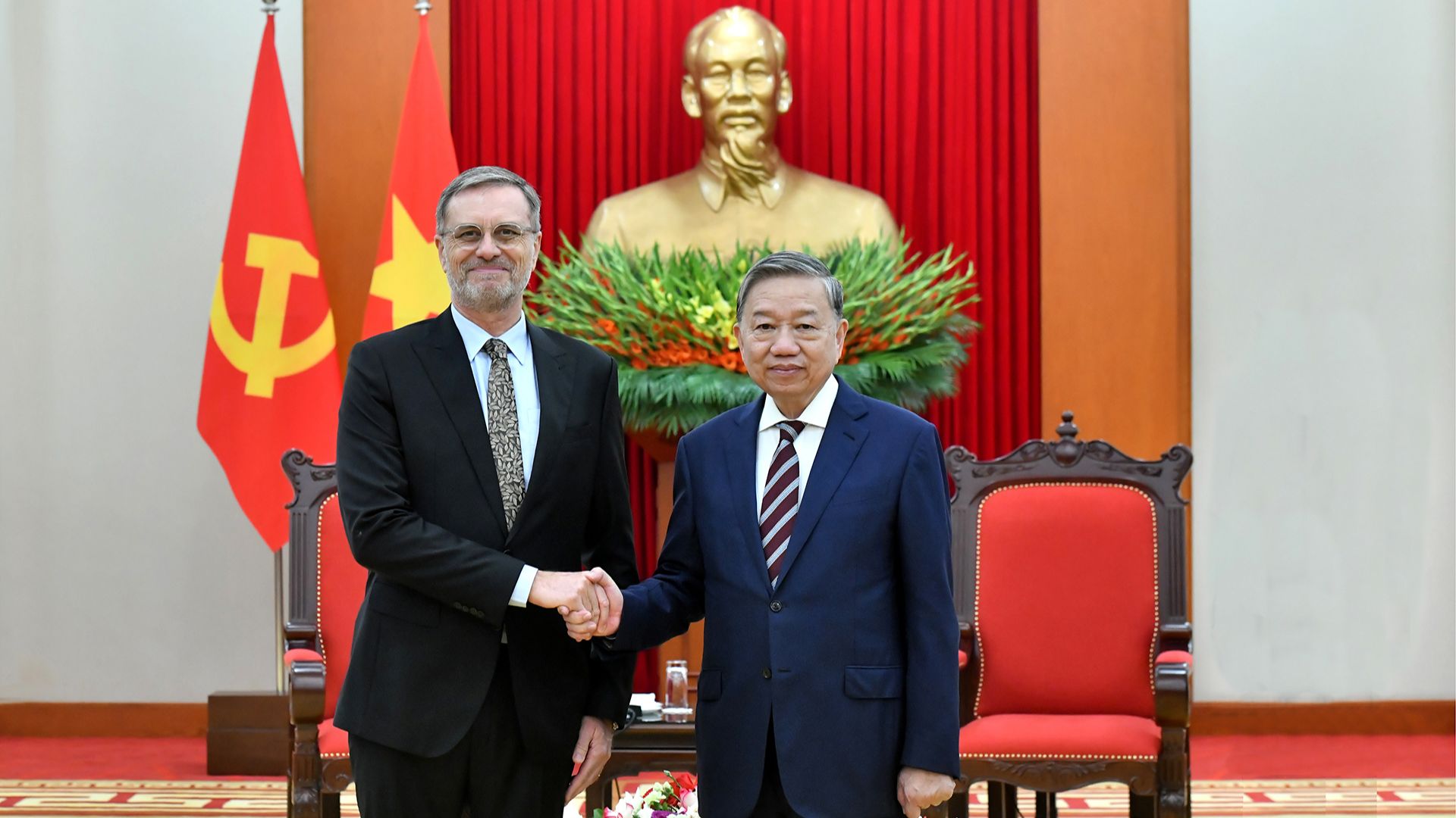 Tổng Bí thư Tô Lâm tiếp Đại sứ Pháp tại Việt Nam Olivier Brochet.