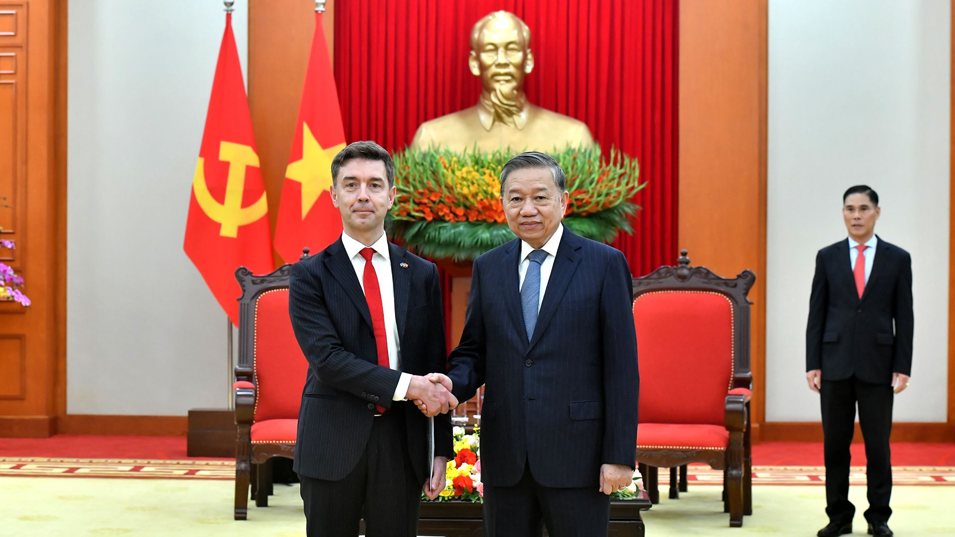 Tổng Bí thư Tô Lâm tiếp Đại sứ Liên minh châu Âu (EU) tại Việt Nam Julien Guerrier.