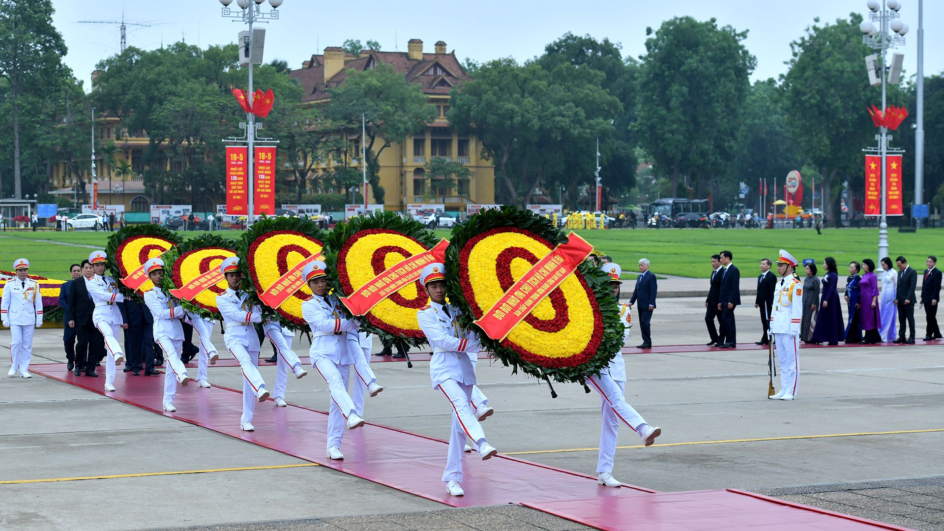 Các đồng chí lãnh đạo, nguyên lãnh đạo Đảng, Nhà nước cùng các bộ, ban, ngành Trung ương và thành phố Hà Nội đến đặt vòng hoa, vào Lăng viếng Chủ tịch Hồ Chí Minh.