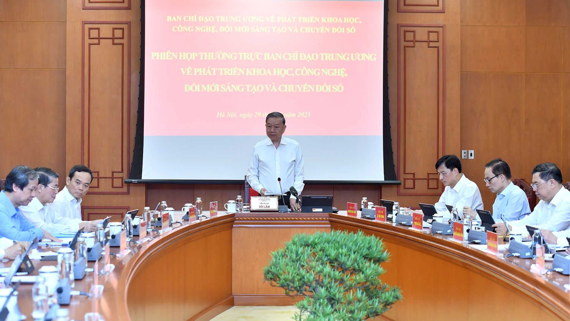 Tổng Bí thư Tô Lâm chủ trì Phiên họp Thường trực Ban Chỉ đạo Trung ương về phát triển khoa học, công nghệ, đổi mới sáng tạo và chuyển đổi số.