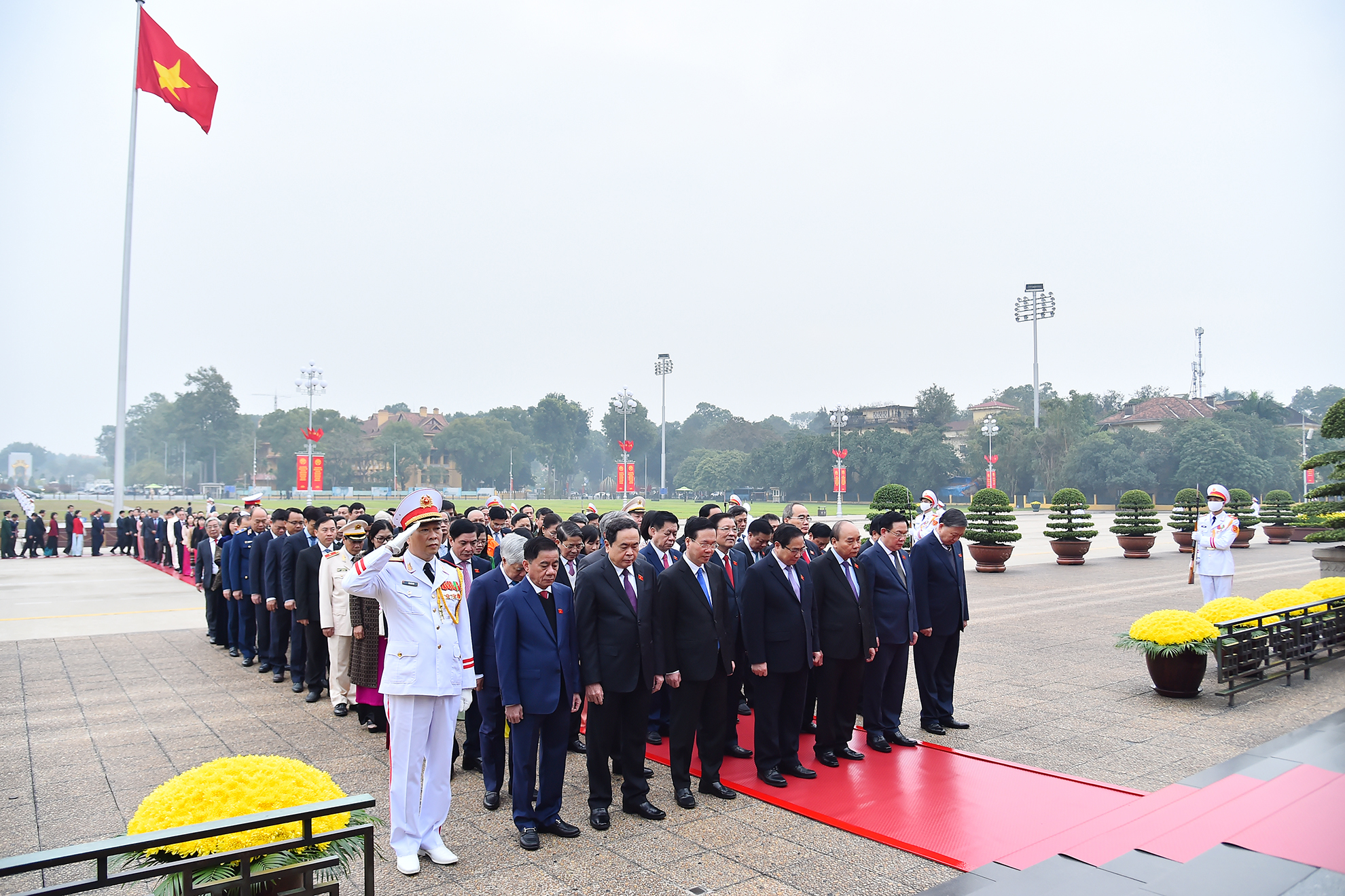 Chủ tịch nước Nguyễn Xuân Phúc, Thủ tướng Phạm Minh Chính, Chủ tịch Quốc hội Vương Đình Huệ cùng các đồng chí lãnh đạo Đảng, Nhà nước và các đại biểu Quốc hội dâng hoa, vào Lăng viếng Chủ tịch Hồ Chí Minh trước lễ khai mạc Kỳ họp bất thường lần thứ 2, Quốc hội khóa XV. 