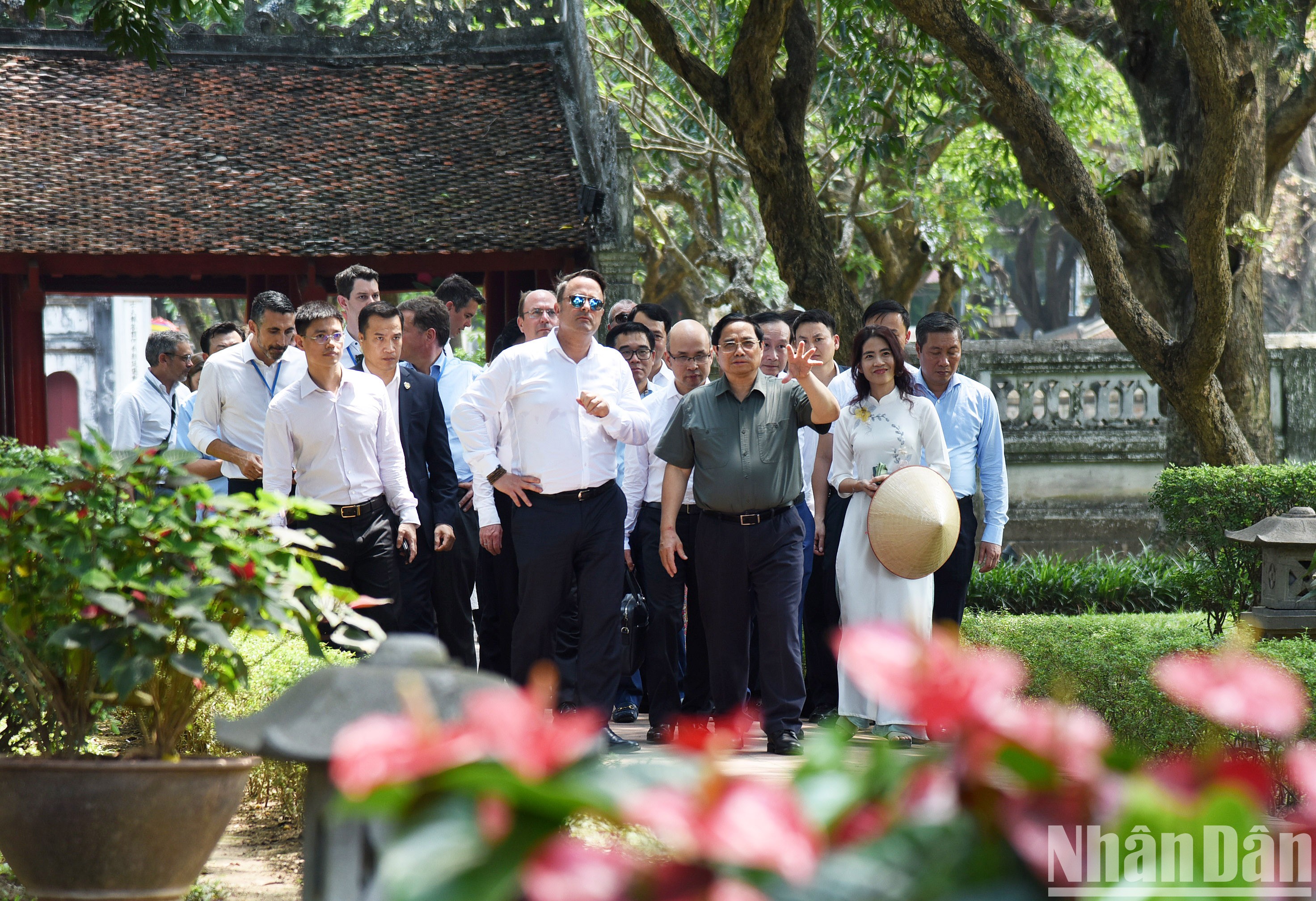 Thủ tướng Chính phủ Phạm Minh Chính đón Thủ tướng Luxembourg Xavier Bettel và cùng thăm Văn Miếu-Quốc Tử Giám. 