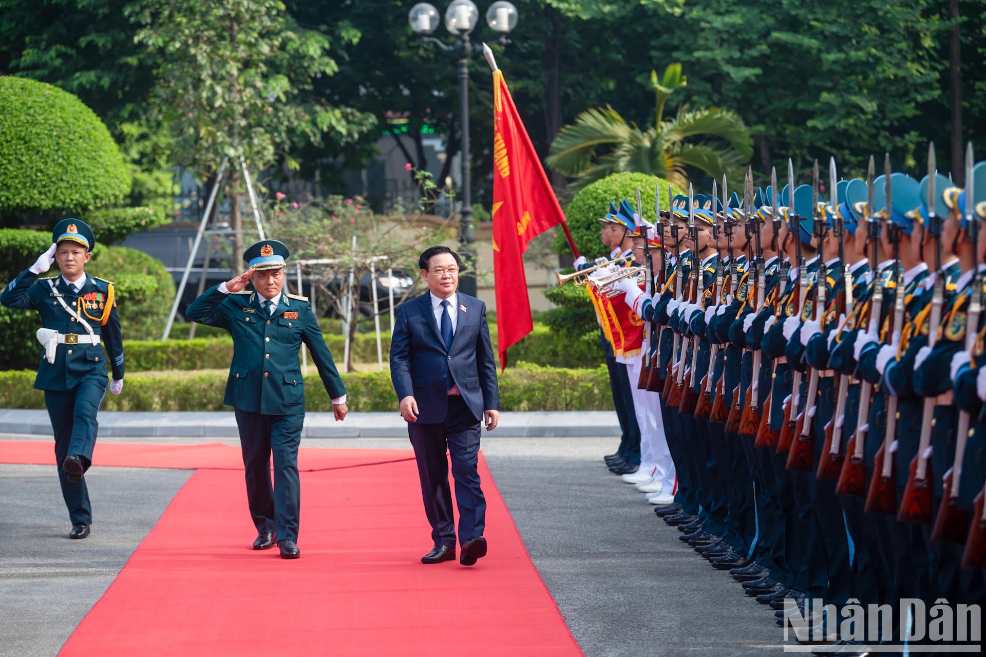 Chủ tịch Quốc hội Vương Đình Huệ duyệt đội danh dự Quân chủng Phòng không - Không quân.