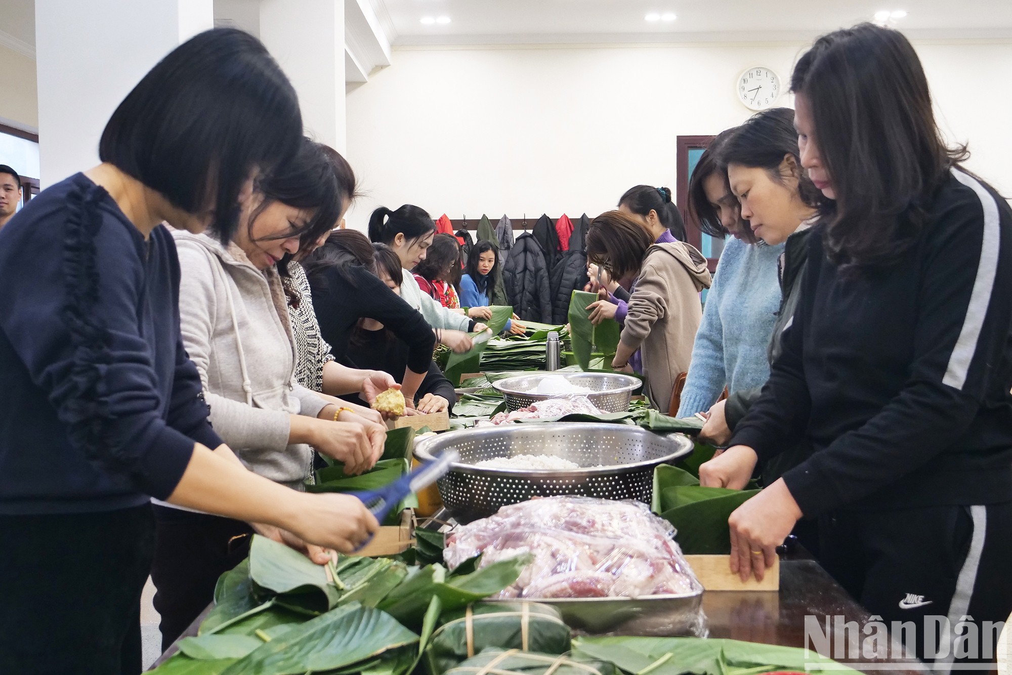 Nhiều chị em công đoàn viên sôi nổi tham gia gói bánh chưng.