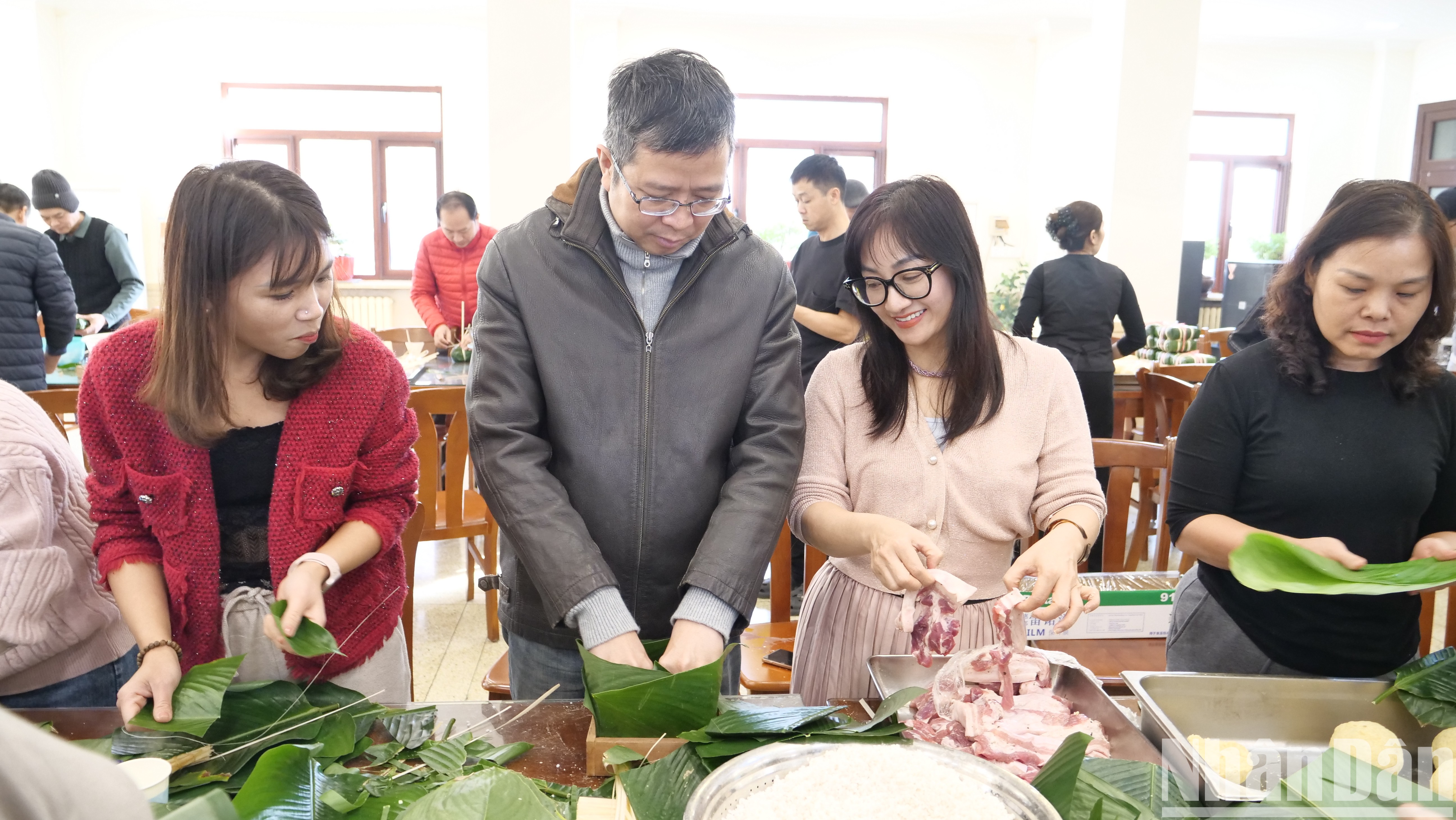 Đại sứ Phạm Thanh Bình và Phu nhân Hoàng Thị Hương Giang tham gia gói bánh chưng.