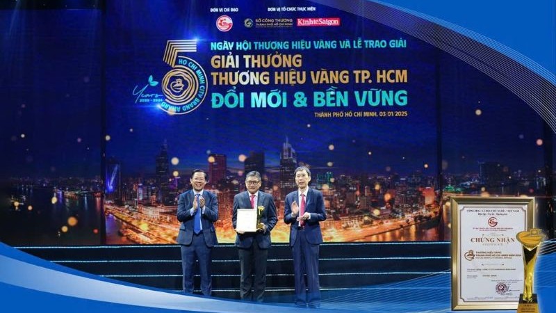Đại diện lãnh đạo BMP nhận Giải thưởng Thương hiệu Vàng Thành phố Hồ Chí Minh năm 2025.