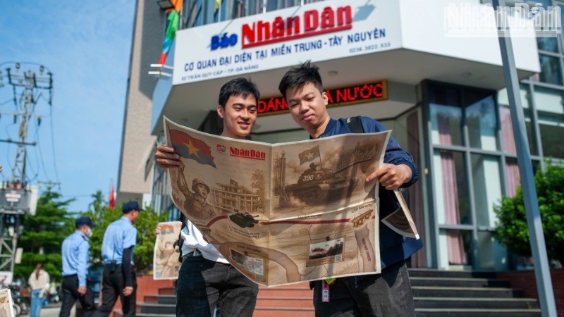 Các bạn trẻ Đà Nẵng háo hức đón nhận phụ san đặc biệt của Báo Nhân Dân.