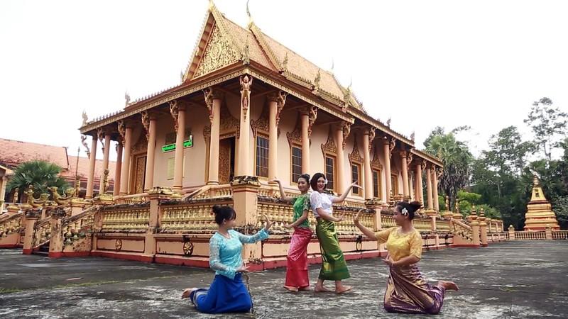 Các cô gái Khmer duyên dáng trong điệu múa rom vong.
