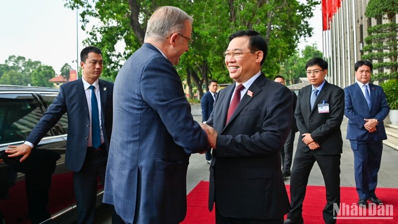 Chủ tịch Quốc hội Vương Đình Huệ nồng nhiệt chào đón Thủ tướng Australia Anthony Albanese.