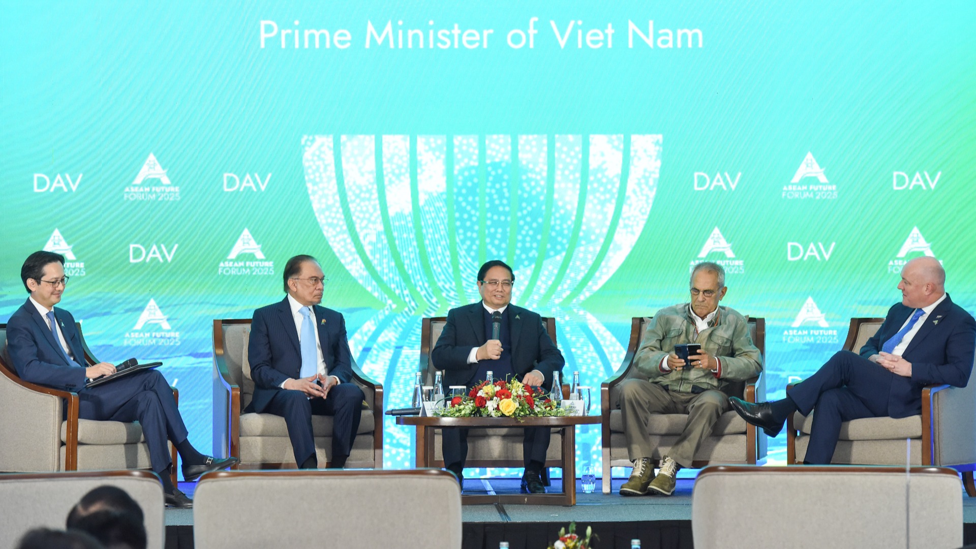 Thủ tướng Phạm Minh Chính và Thủ tướng Malaysia Anwar bin Ibrahim, Thủ tướng New Zealand Christopher Luxon, Tổng thống Timor-Leste Jose Ramos-Horta trao đổi với các đại biểu tại diễn đàn.