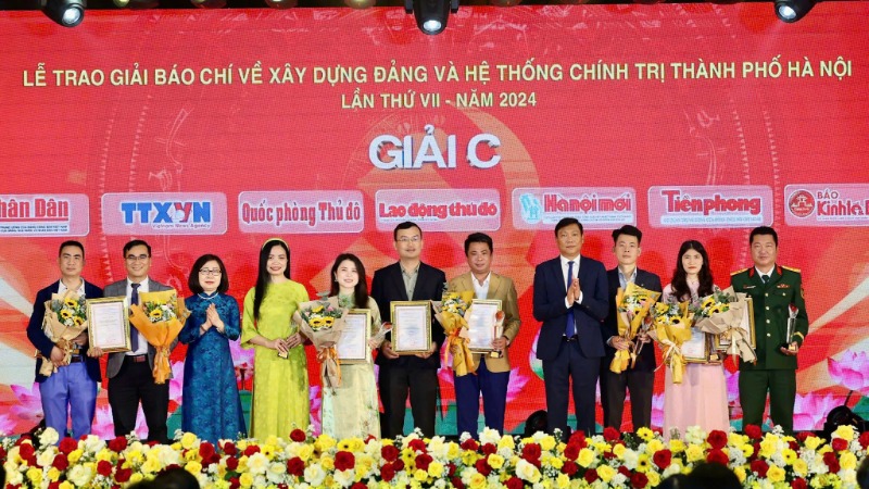 Hà Nội trao giải báo chí về xây dựng Đảng và hệ thống chính trị của thành phố lần thứ VII năm 2024. 