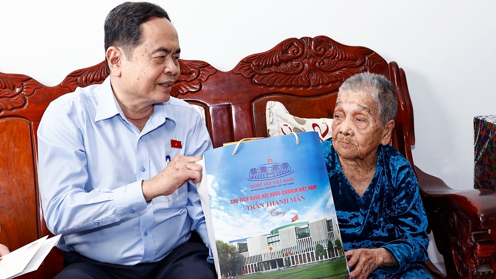 Chủ tịch Quốc hội Trần Thanh Mẫn thăm, tặng quà Mẹ Việt Nam Anh hùng Nguyễn Thị Kim Hoa. (Ảnh: Doãn Tấn/TTXVN)