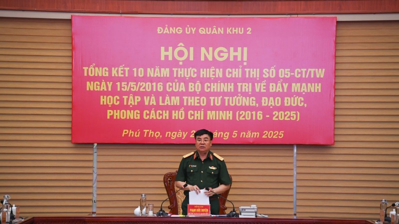 Trung tướng Phạm Đức Duyên, Bí thư Đảng uỷ, Chính uỷ Quân khu 2 phát biểu tại hội nghị.