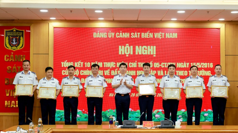 Trao tặng bằng khen cho các tập thể, cá nhân có thành tích xuất sắc trong việc thực hiện Chỉ thị số 05.
