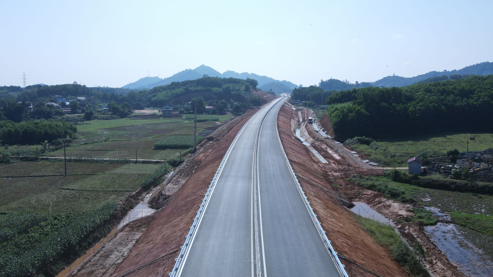 [Ảnh] Giảm thời gian di chuyển từ Hà Nội tới Tuyên Quang xuống dưới 2 giờ khi thông xe cao tốc