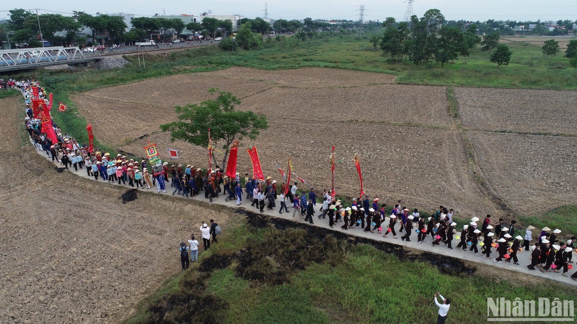 Đoàn rước Thần nông đi qua cánh đồng của làng quê Phong Lệ. (Ảnh: ANH ĐÀO)