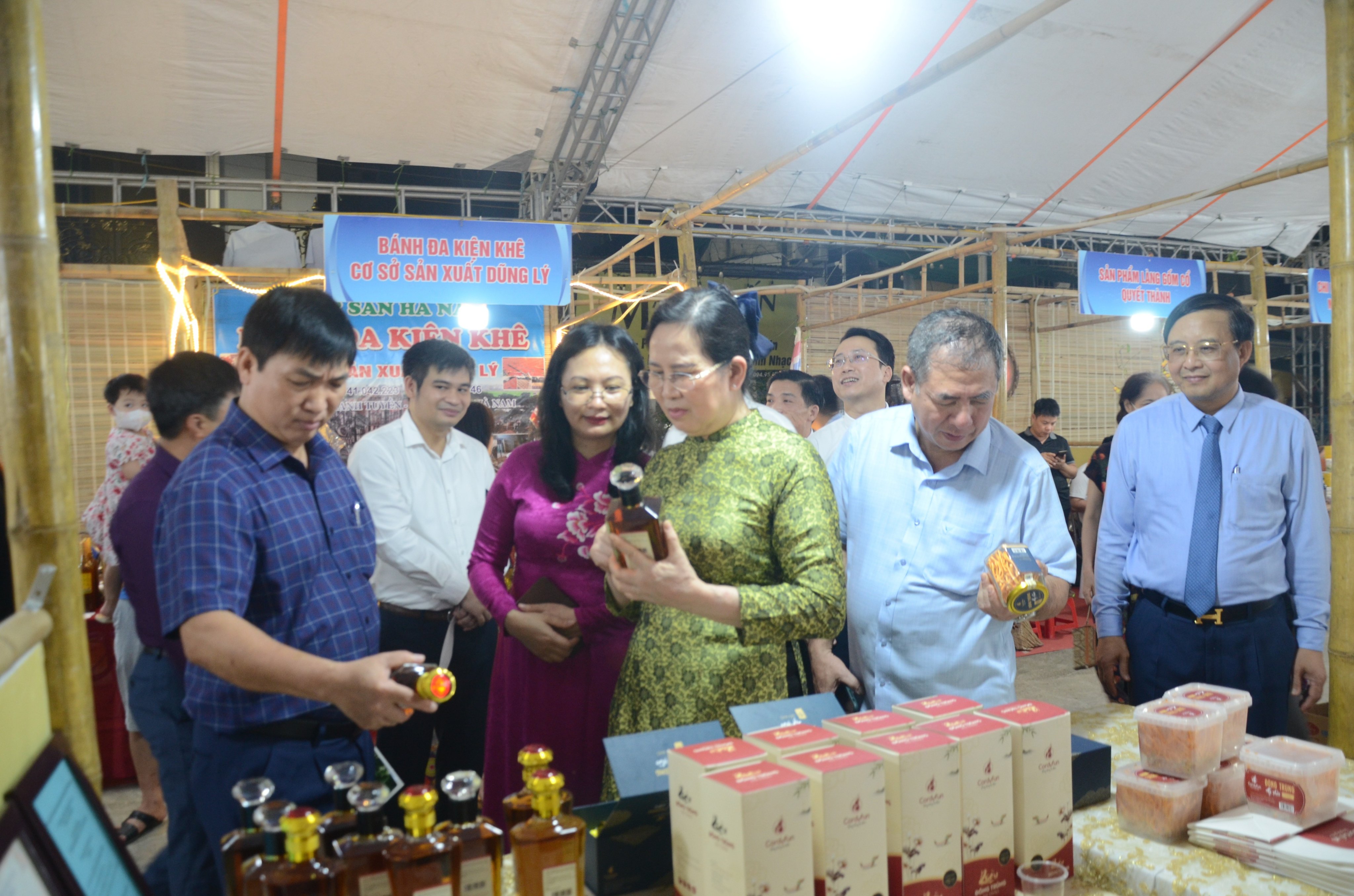 Các đồng chí lãnh đạo tỉnh Hà Nam tham quan các sản phẩm OCOP được trưng bày tại hội chợ trưng bày và giới thiệu sản phẩm OCOP.