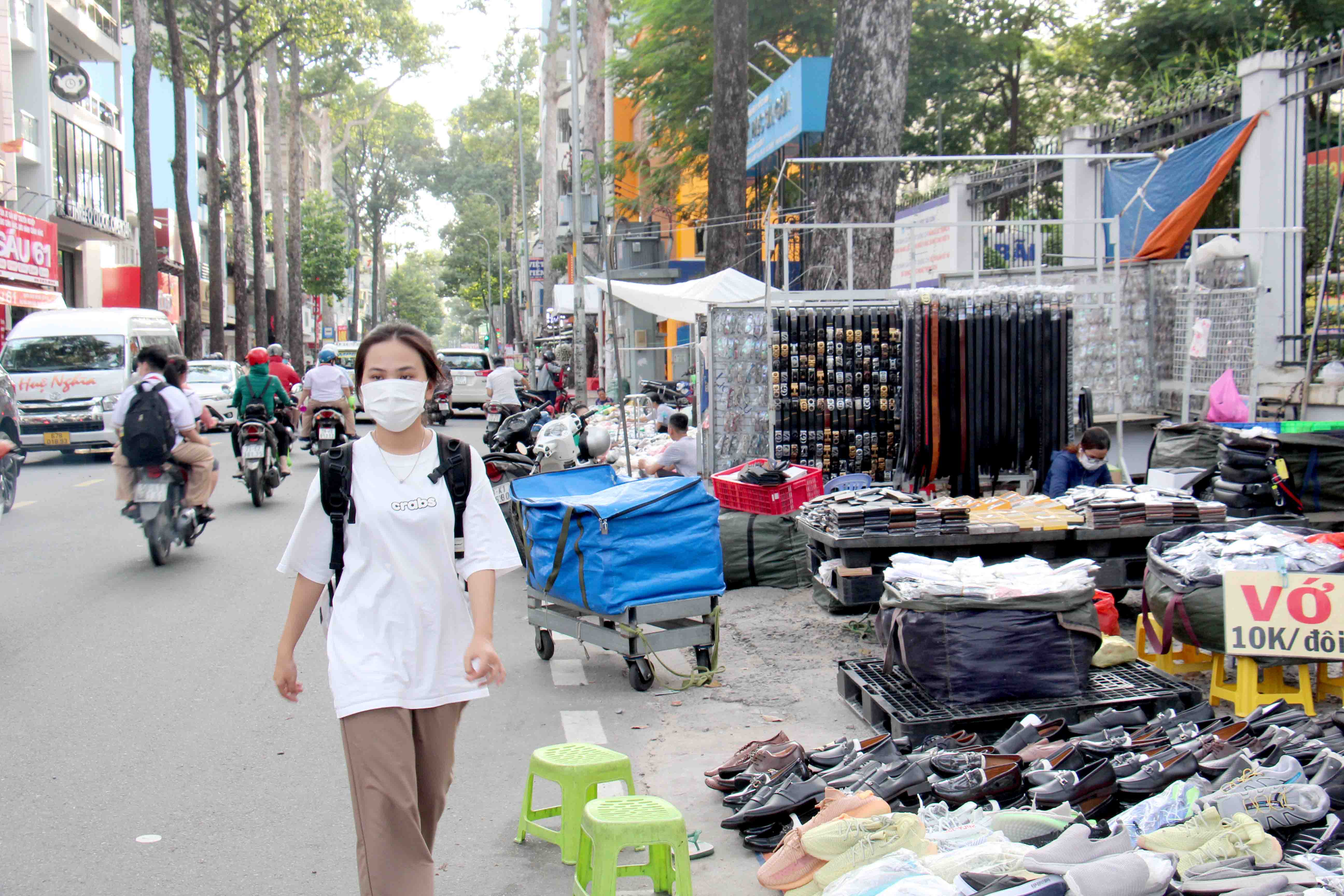Theo ghi nhận của phóng viên Báo Nhân Dân ngày 11/10, khu vực trên đường Nguyễn Trãi (quận 5) có chiều dài gần 2km bắt đầu từ đường Nguyễn Văn Cừ đến giao lộ Trần Phú-Nguyễn Duy Dương, vỉa hè 2 bên thường xuyên bị các tiểu thương trưng dụng làm mặt bằng kinh doanh. 