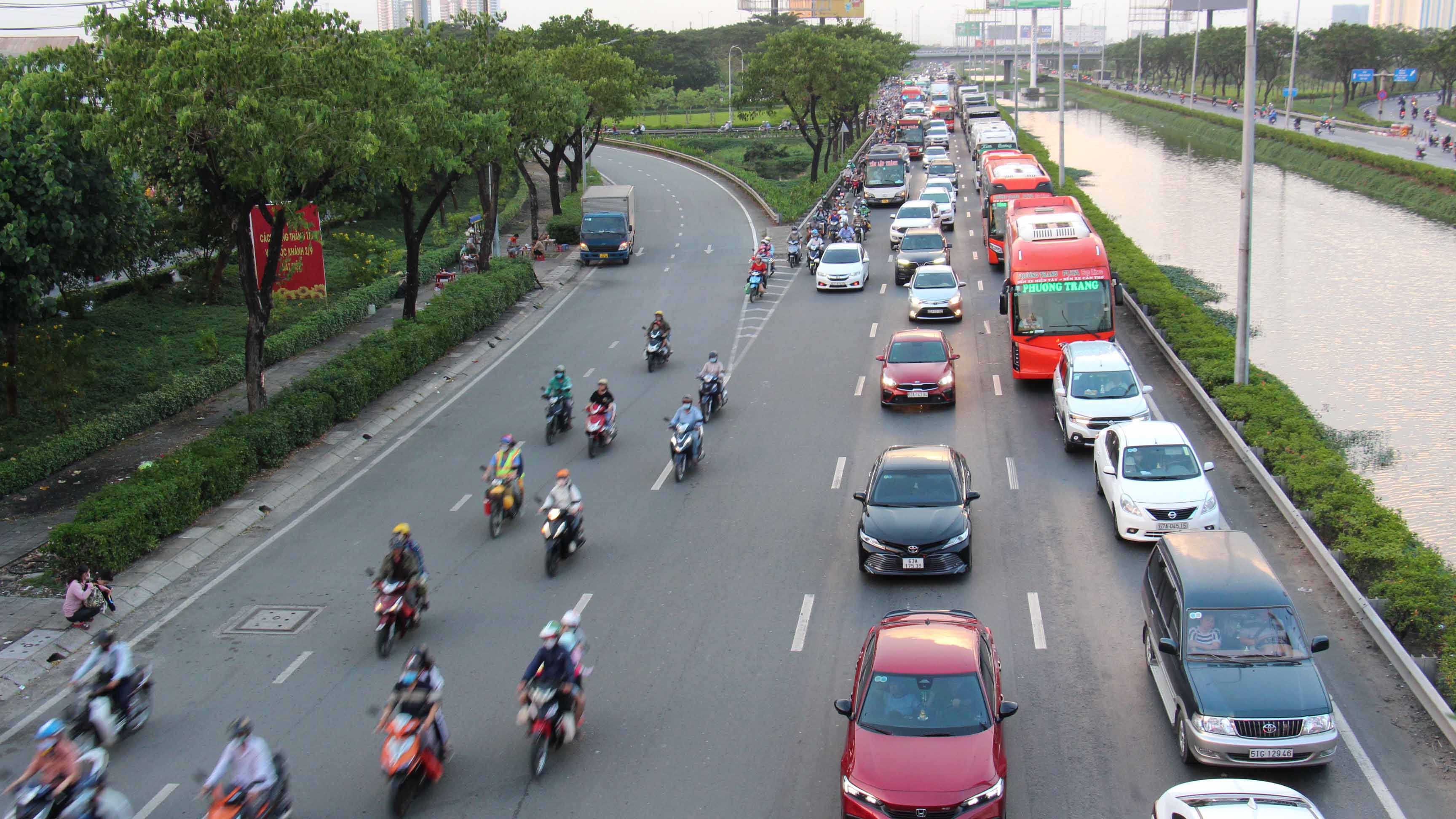 Tại cửa ngõ phía tây thành phố, lượng phương tiện bắt đầu tăng cao từ 16 giờ ngày 29/12.