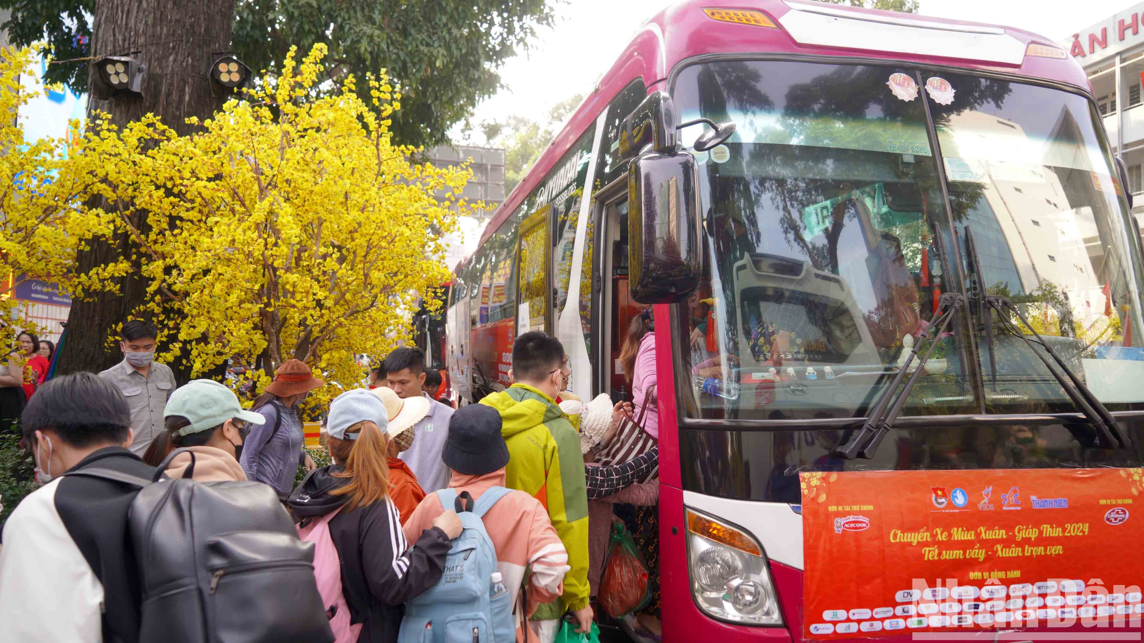 Chương trình được Thành Đoàn, Hội Sinh viên Việt Nam Thành phố Hồ Chí Minh, Trung tâm Hỗ trợ học sinh, sinh viên Thành phố Hồ Chí Minh, Báo Thanh Niên và nhiều đơn vị cùng tổ chức. Với chủ đề "Tết sum vầy, xuân trọn vẹn", Chuyến xe mùa xuân mong lan tỏa tình nhân ái, sự sẻ chia, cùng nhau vượt qua khó khăn, làm nên mùa xuân ấm áp, cái Tết sum vầy, hạnh phúc.