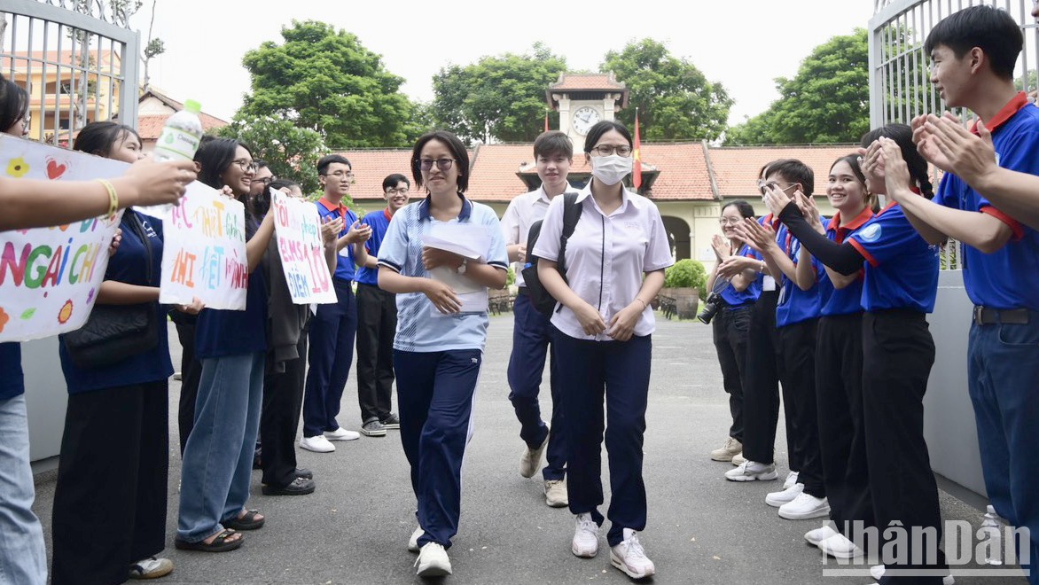 Thí sinh chia sẻ niềm vui cùng các bạn sinh viên tình nguyện sau khi kết thúc môn thi Ngữ văn đầu tiên.