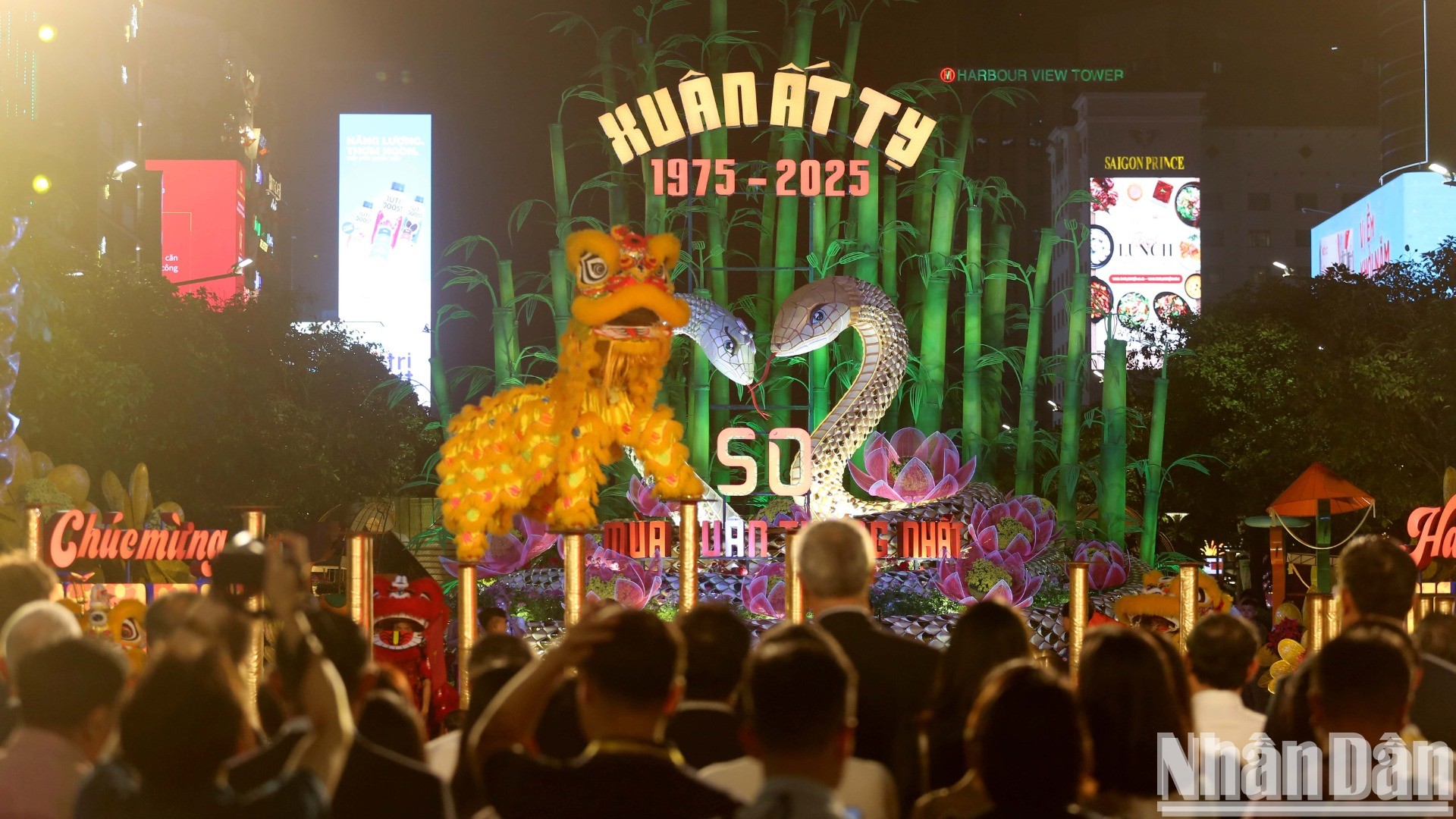 Đường hoa Nguyễn Huệ Tết Ất Tỵ 2025 được phân thành 3 phân đoạn "Kết đoàn”, “Chuyển mình” và “Phát triển”, thể hiện những chặng đường lịch sử của dân tộc Việt Nam vượt qua mọi gian nan, hy sinh, mất mát, vẫn hát vang khúc hát kết đoàn giành độc lập – thống nhất đất nước – chuyển mình phát triển bền vững. Qua chặng đường 50 năm, hôm nay cả nước đang vững tin tiến bước vào kỷ nguyên mới, “kỷ nguyên vươn mình của dân tộc Việt Nam”.