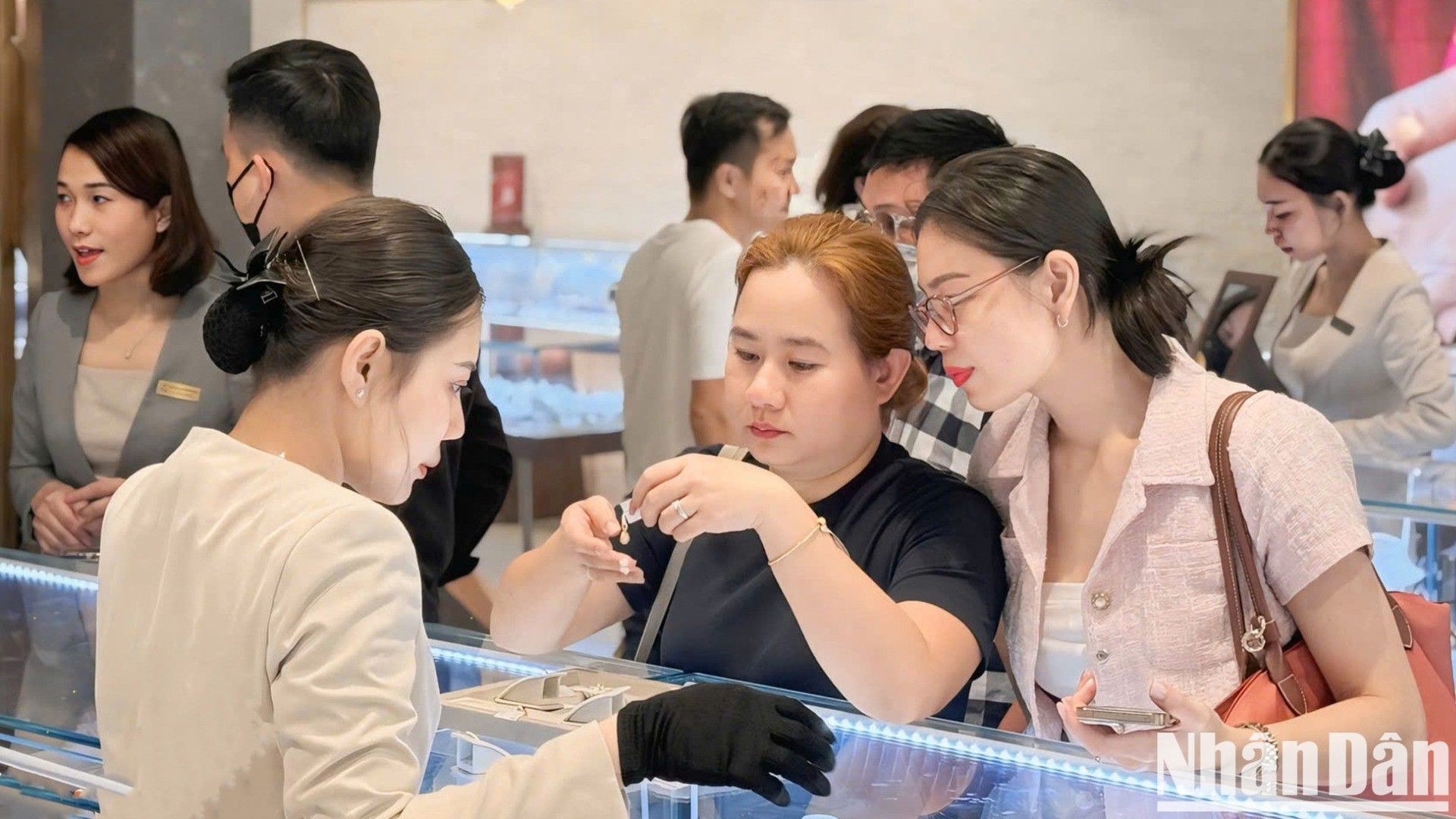 Trước ngày vía Thần Tài (mùng 10 tháng Giêng) mặc dù giá vàng trong nước tăng mạnh, các cửa hàng vàng vẫn đón lượng khách lớn. Nhiều người chọn mua sớm không chỉ để đón lộc đầu năm mà còn để tránh cảnh chen lấn, xô bồ vào ngày vía chính.