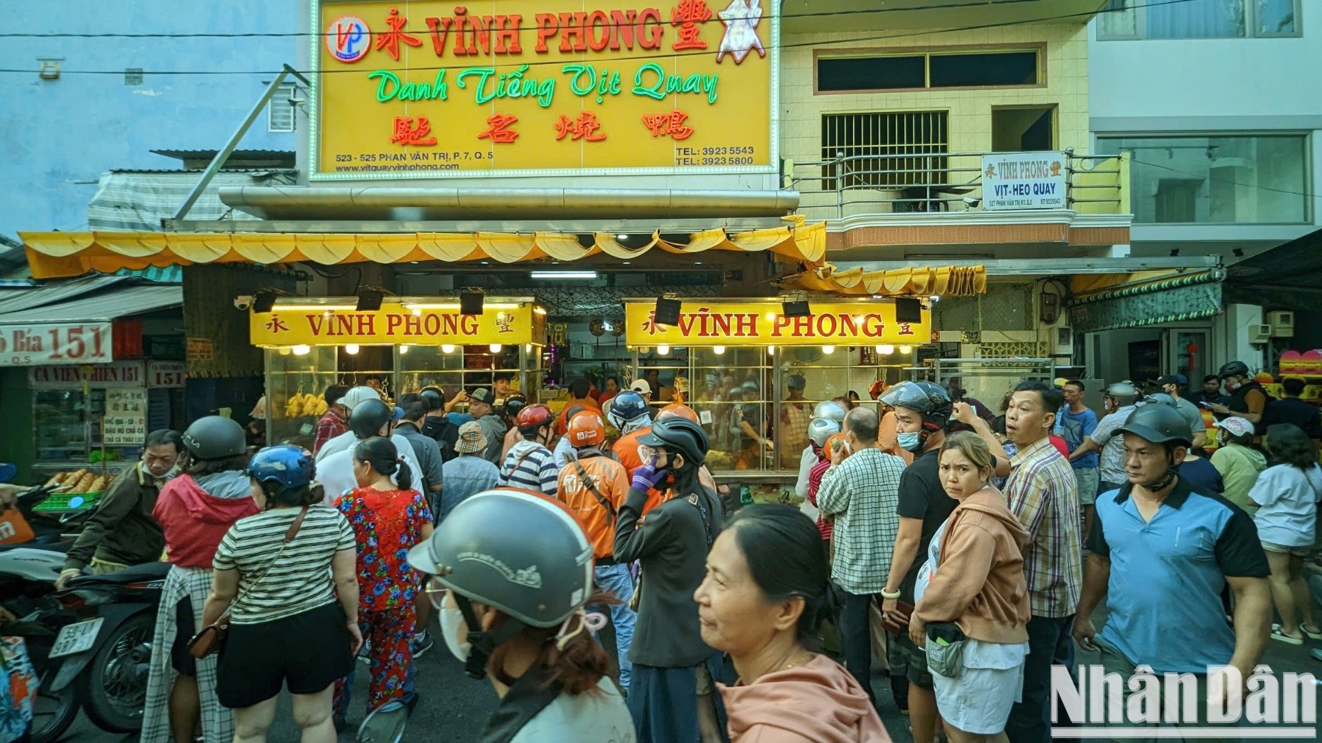 Sáng 7/2 (Mùng 10 tháng Giêng), nhiều cửa hàng chuyên bán các loại vịt quay, heo quay đã chật kín người xếp hàng chờ mua đồ cúng ngày vía Thần Tài.