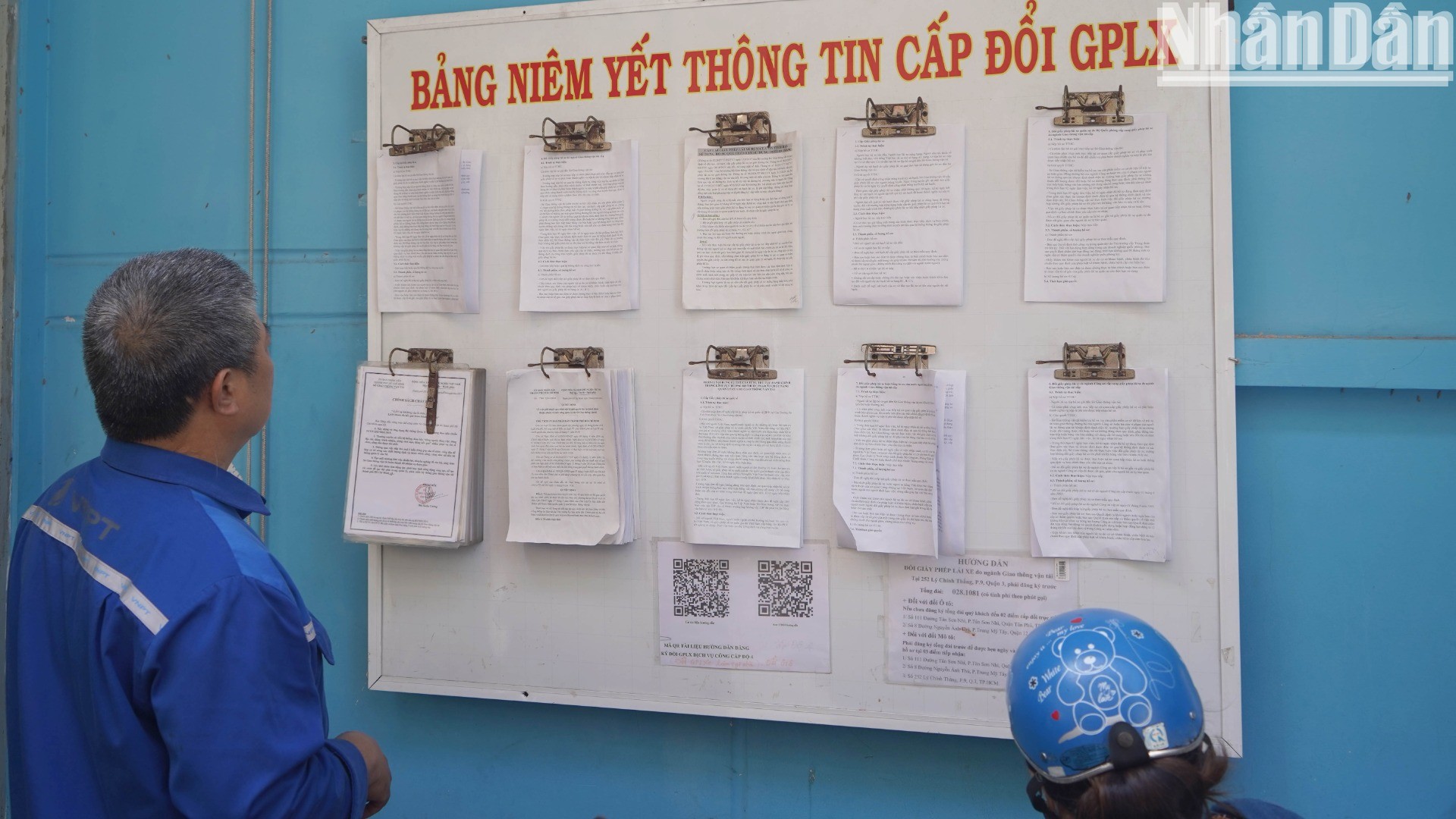 Người dân tập trung đông đi đổi giấy phép lái xe ở Thành phố Hồ Chí Minh trước thời điểm lĩnh vực này chuyển quản lý từ Bộ Giao thông vận tải sang Công an khiến nhiều cơ sở ùn ứ.