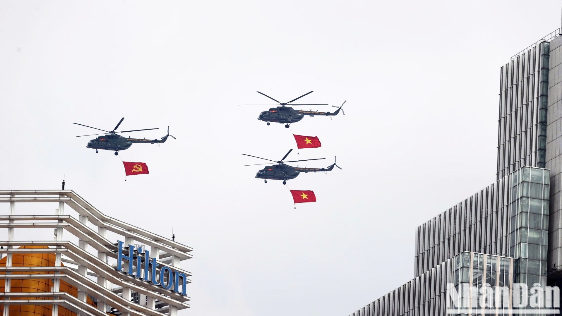 Đây là lần đầu tiên các phi phi công của lực lượng của nhiều đơn vị không quân của Quân chủng Phòng không-Không quân (Bộ Quốc phòng ) tiến hành nhiệm vụ bay kéo cờ xuất phát từ sân bay Biên Hòa ( Đồng Nai ) về Thành phố Hồ Chí Minh.