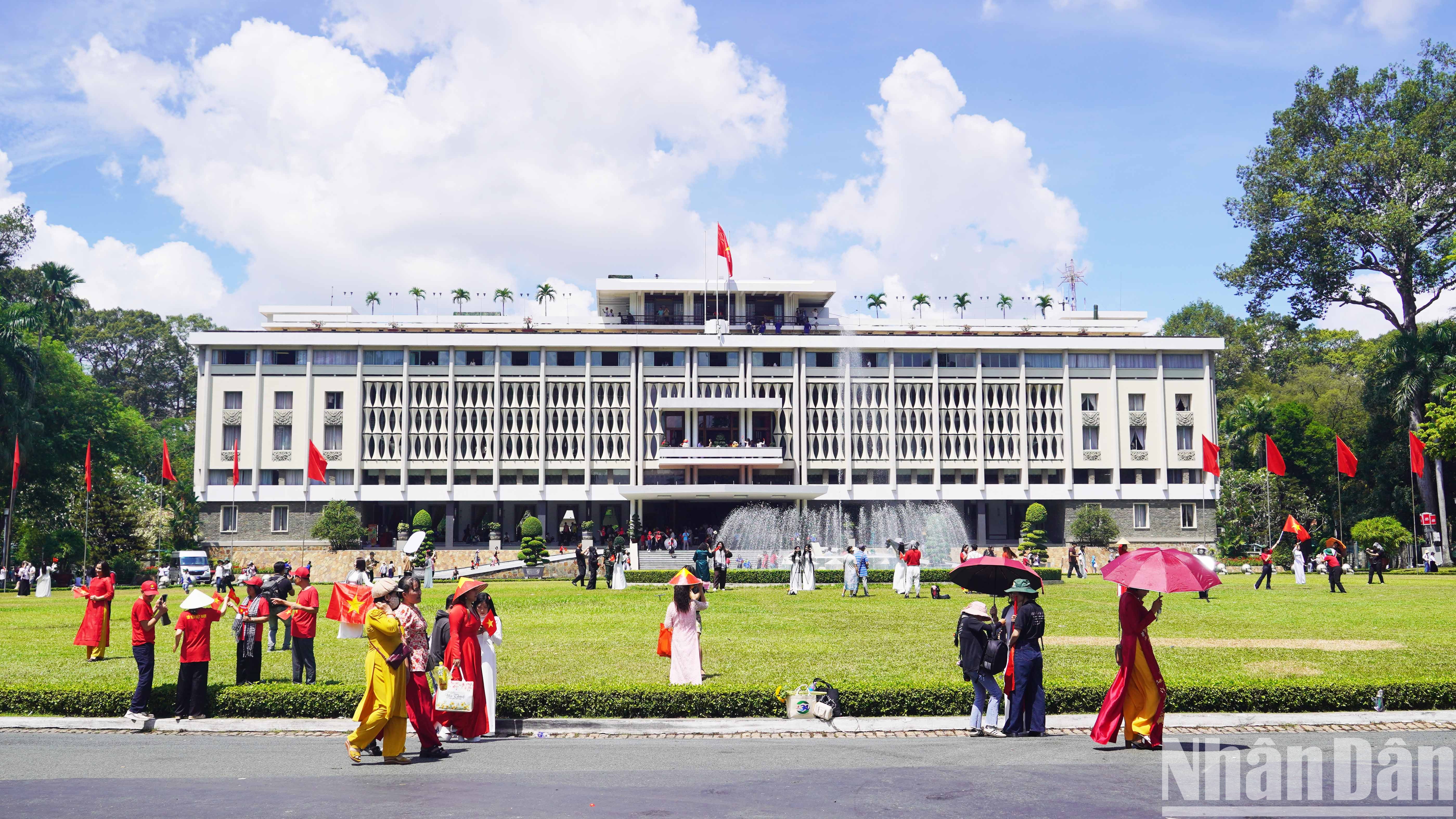 Càng gần tới ngày lễ kỷ niệm 50 năm Ngày Giải phóng miền nam, thống nhất đất nước (30/4/1975-30/4/2025) lượng du khách trong và ngoài nước đổ về Thành phố Hồ Chí Minh tham quan khu di tích lịch sử ngày càng nhiều.