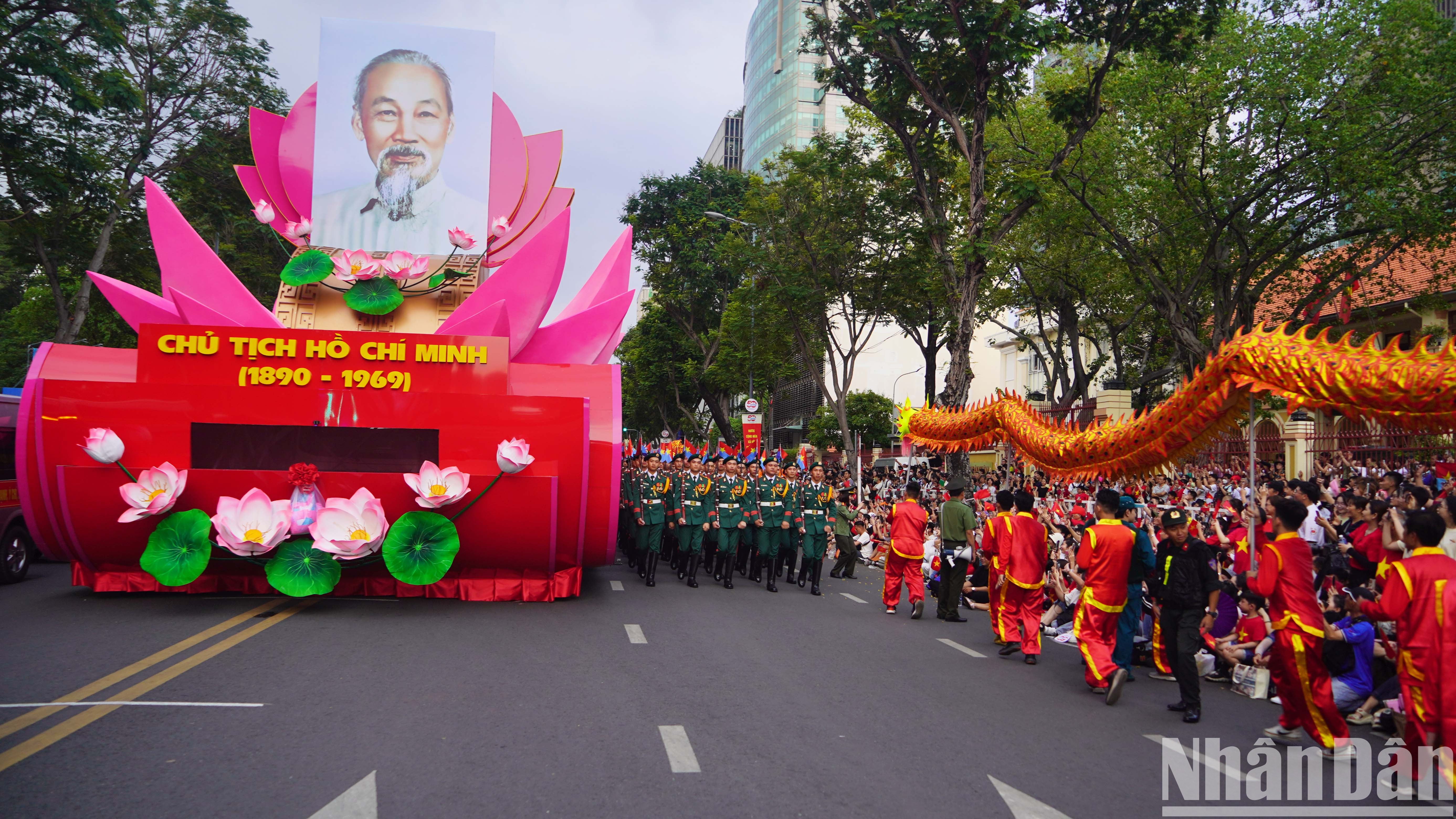 Người dân tập trung đông đảo trước đường Lê Duẩn từ rất sớm, háo hức chờ xem buổi sơ duyệt diễu binh, diễu hành chiều 25/4.