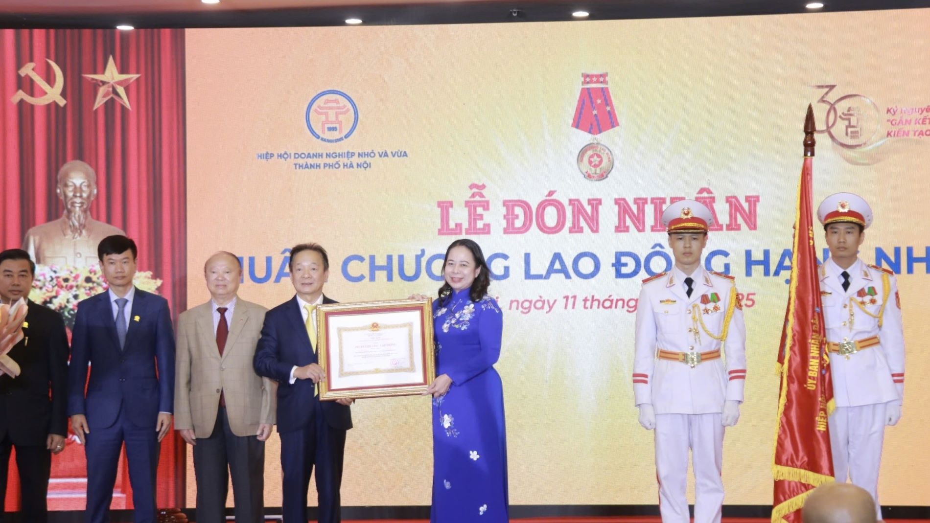 Đồng chí Võ Thị Ánh Xuân, Ủy viên Trung ương Đảng, Phó Chủ tịch nước, Phó Chủ tịch thứ nhất Hội đồng Thi đua-Khen thưởng Trung ương trao tặng Huân chương Lao động hạng Nhất cho đại diện Hiệp hội Doanh nghiệp nhỏ và vừa thành phố Hà Nội.